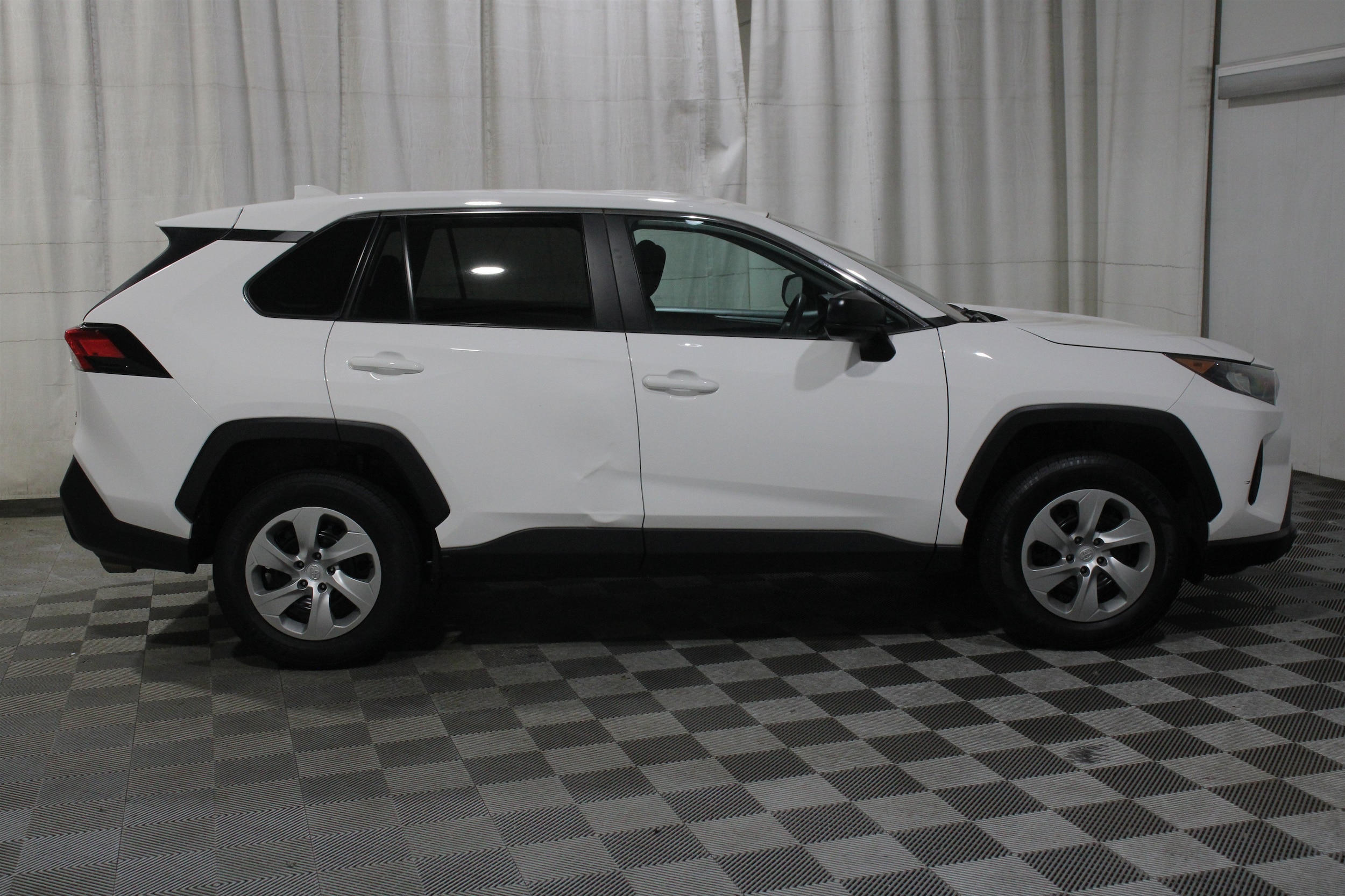 2022 Toyota RAV4 LE - Photo 30