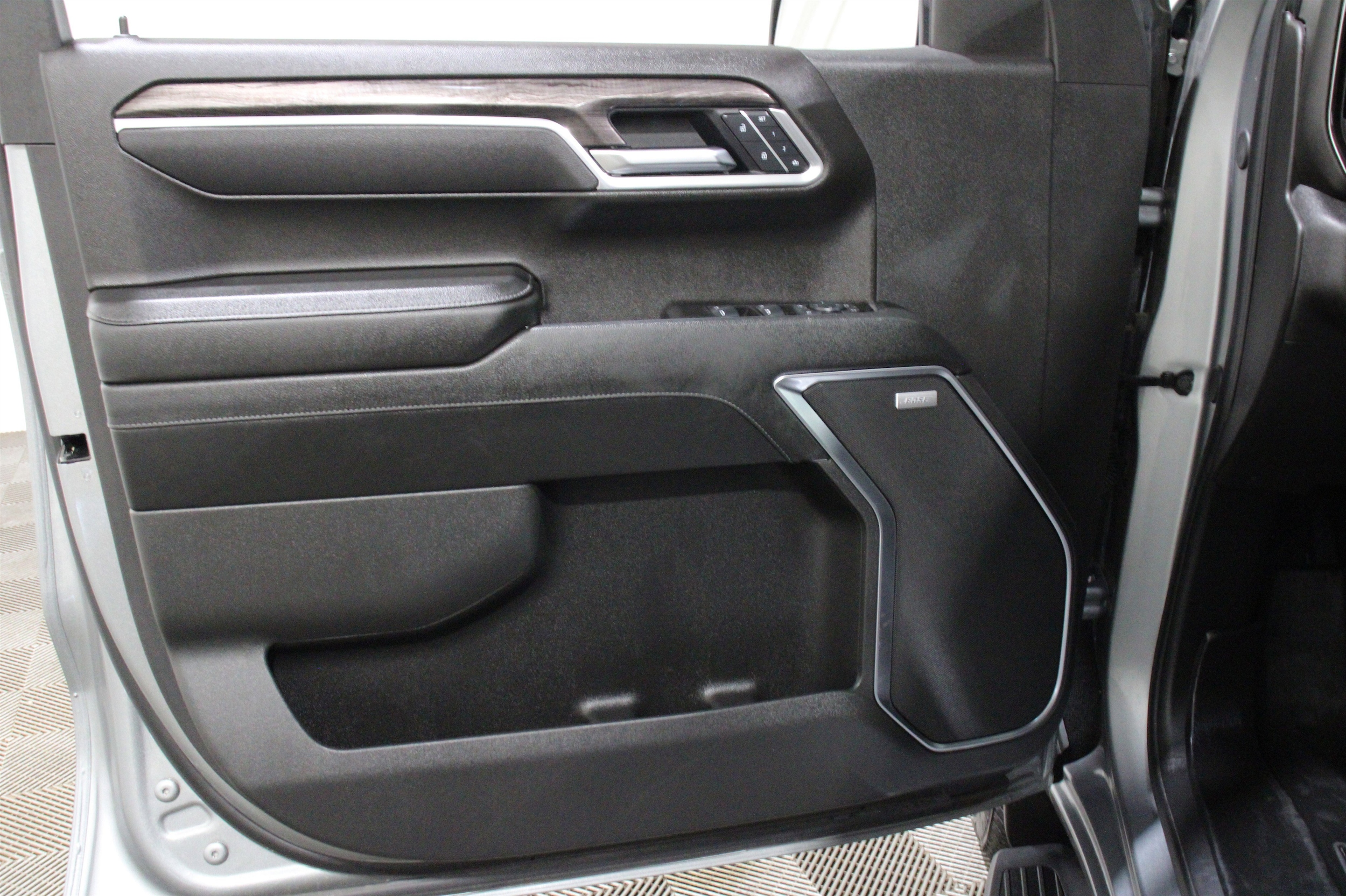 2025 Chevrolet Silverado 1500 LTZ - Photo 6