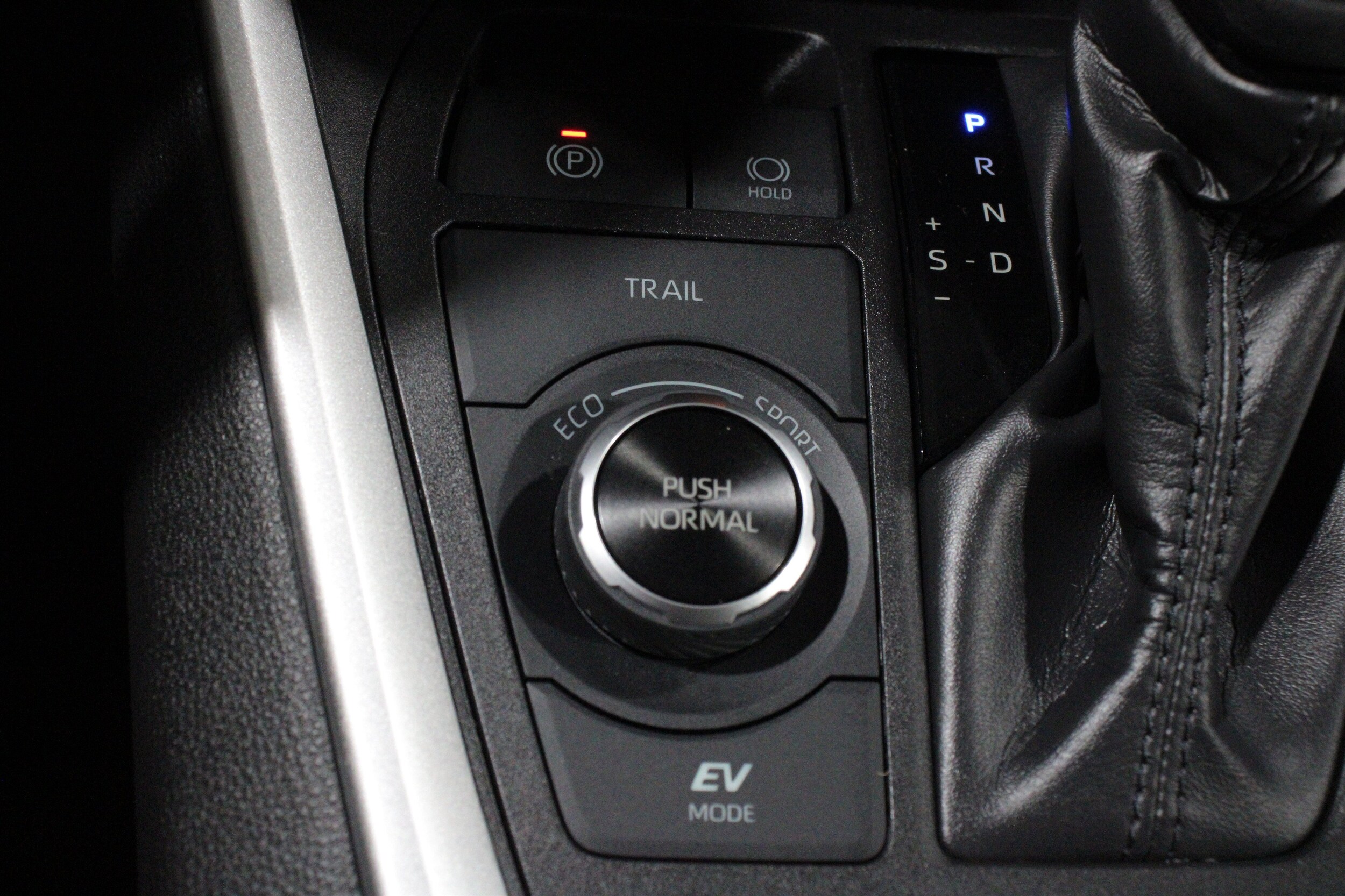 2024 Toyota RAV4 LE - Photo 20