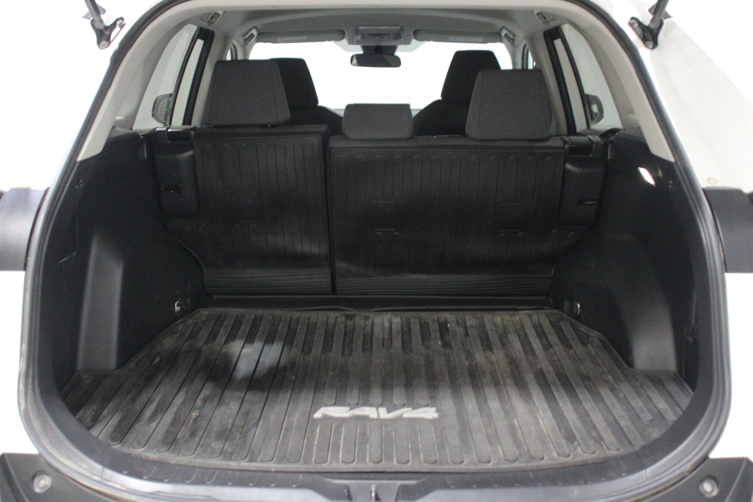 2022 Toyota RAV4 LE - Photo 23