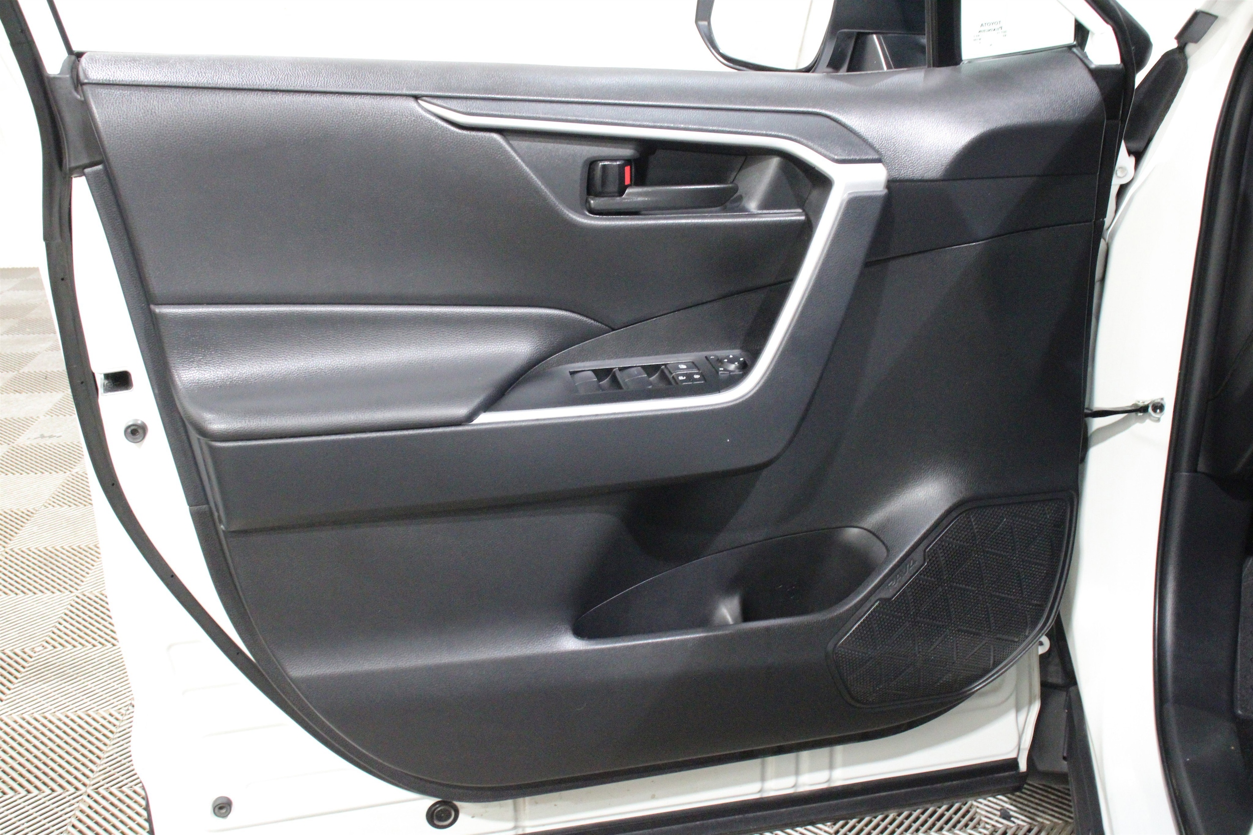 2025 Toyota RAV4 LE - Photo 6