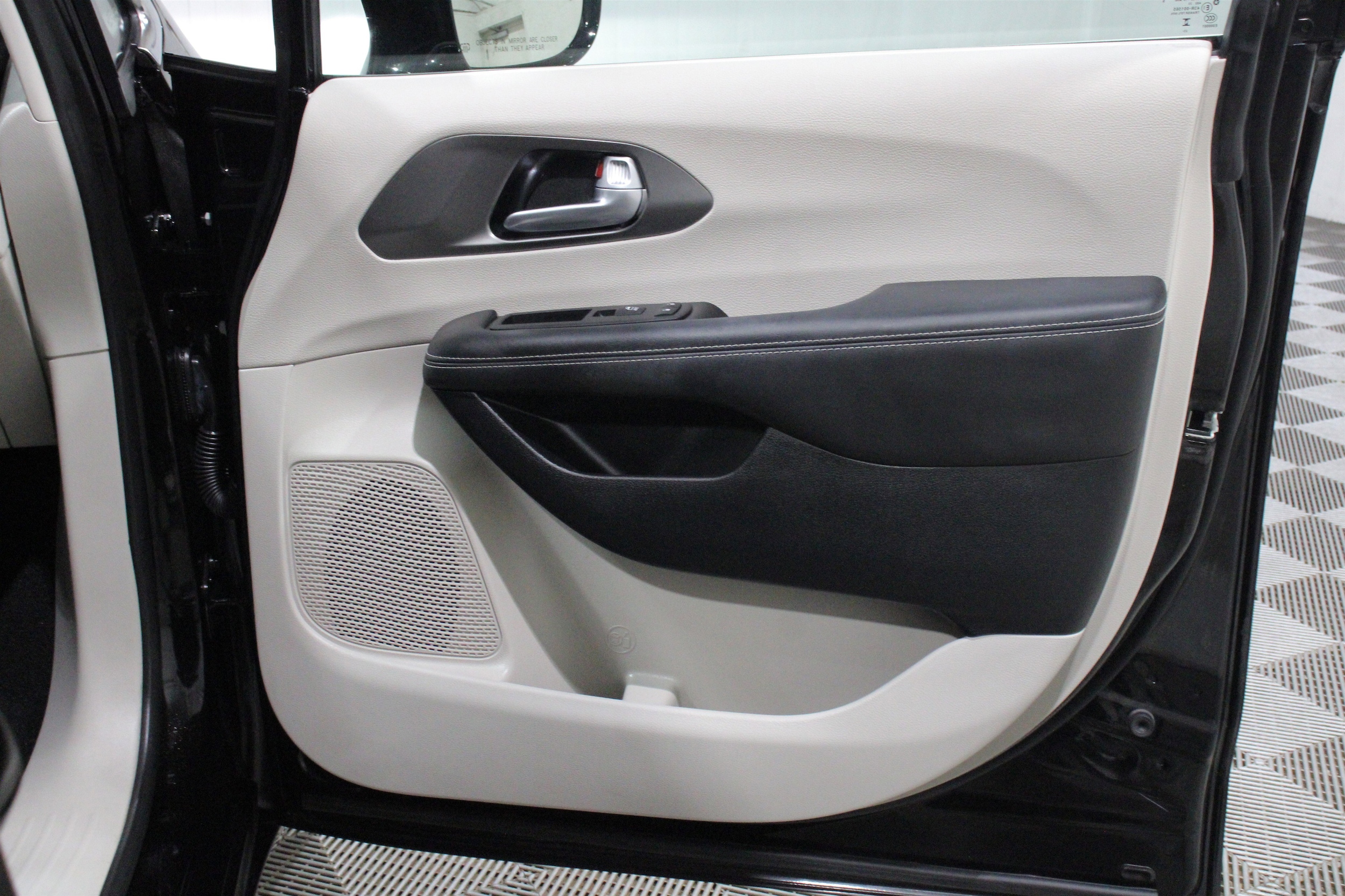 2024 Chrysler Pacifica Touring L - Photo 31
