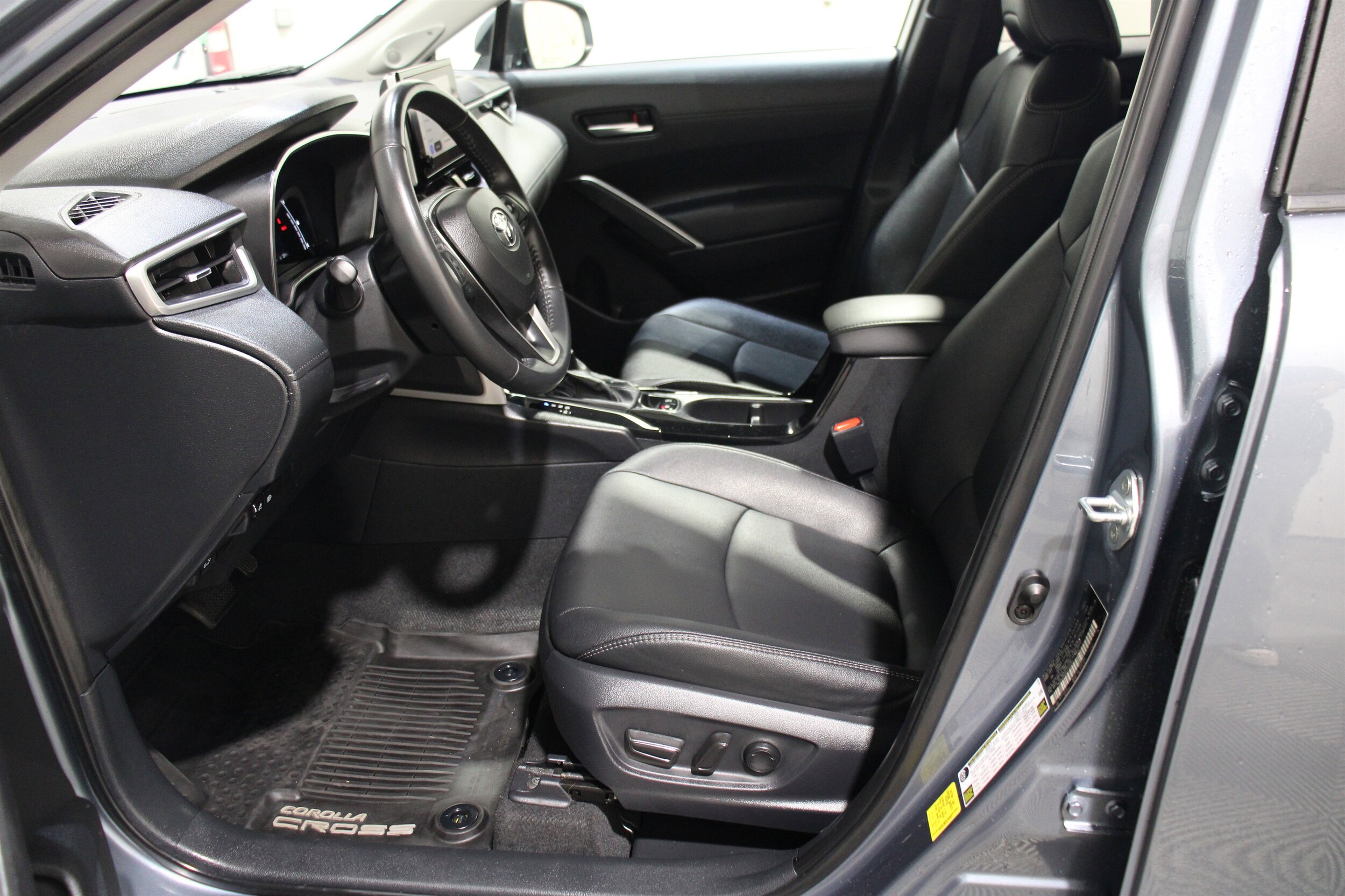 2024 Toyota Corolla Cross XLE photo 2