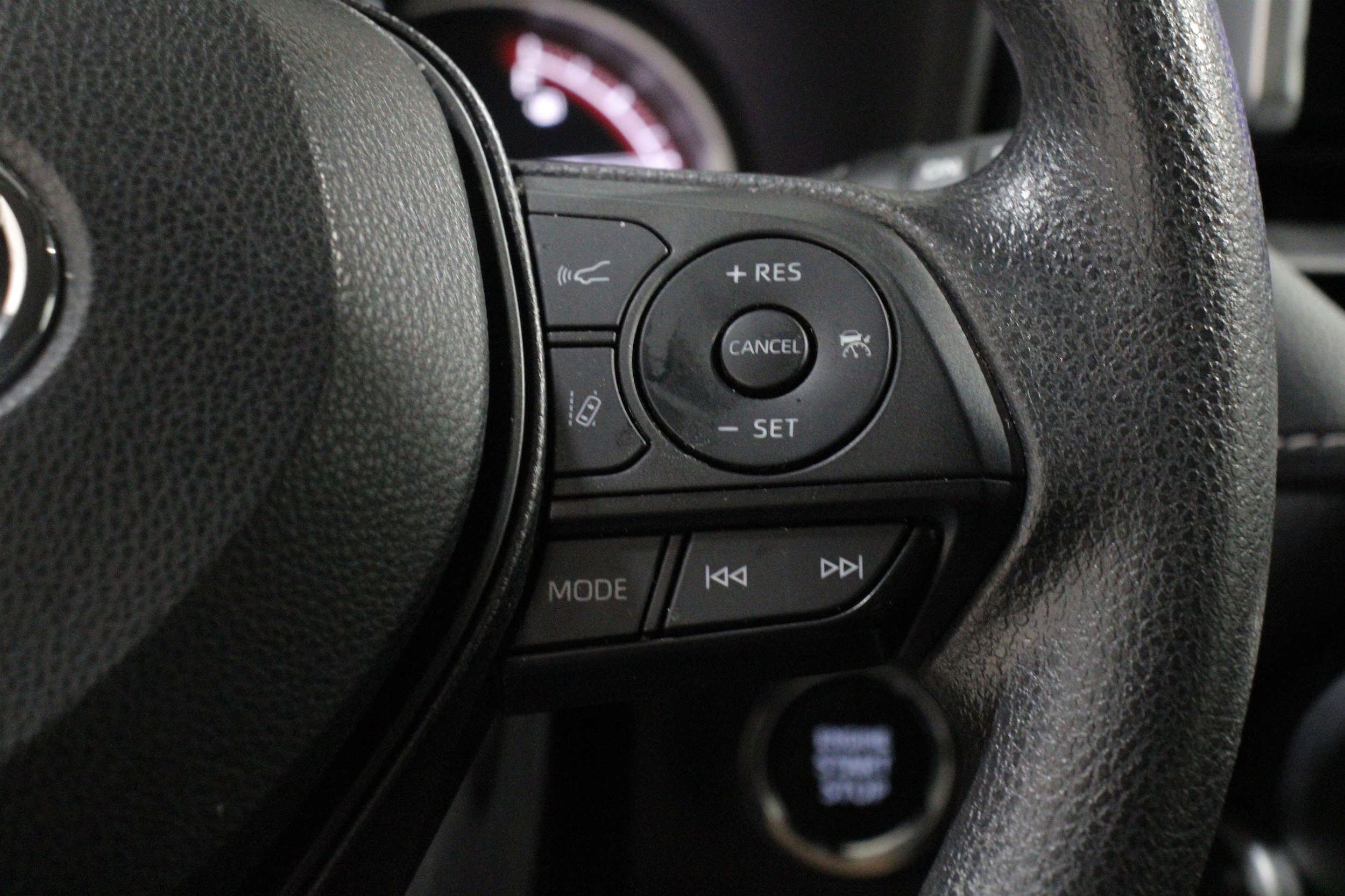 2025 Toyota RAV4 XLE - Photo 10