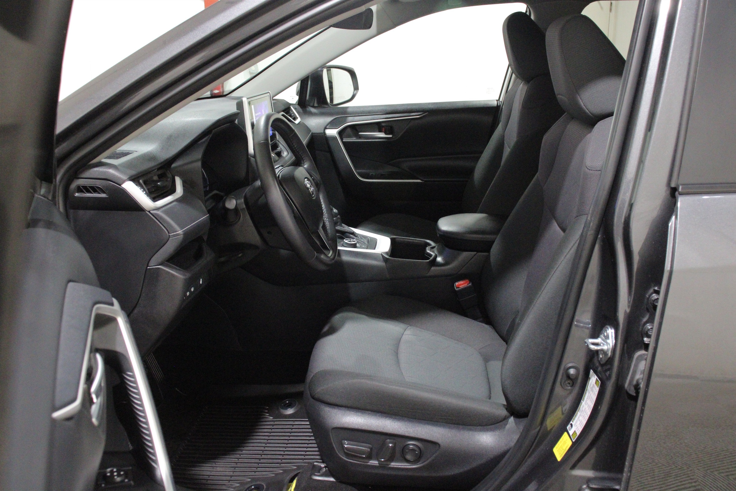 2025 Toyota RAV4 XLE - Photo 3