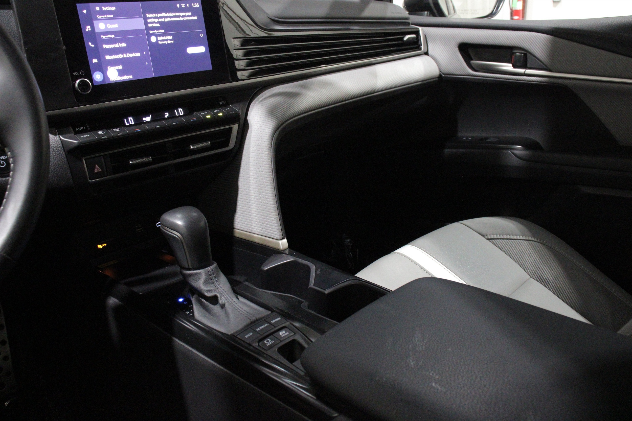 2025 Toyota Camry SE - Photo 19