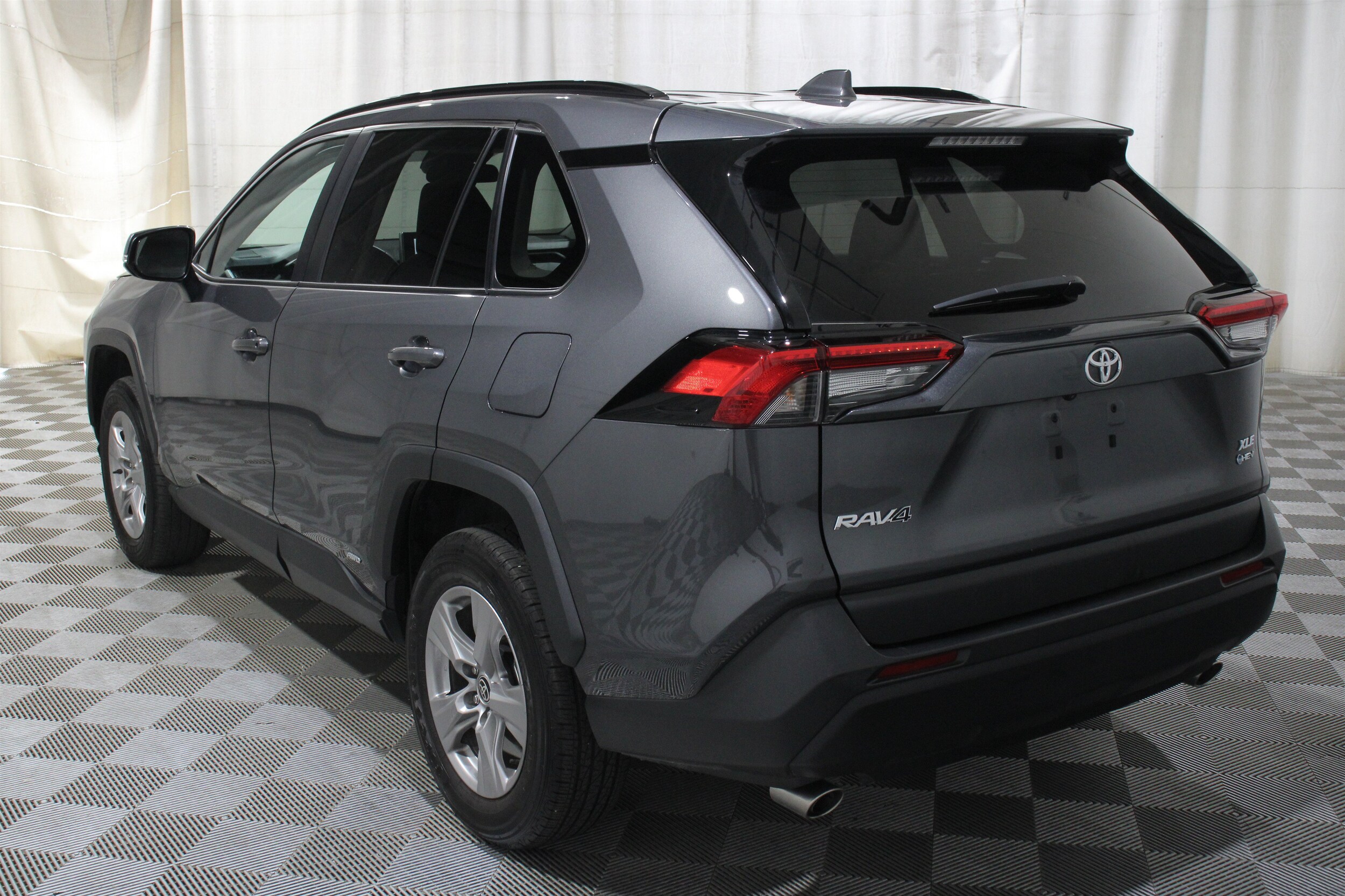 2025 Toyota RAV4 XLE - Photo 35