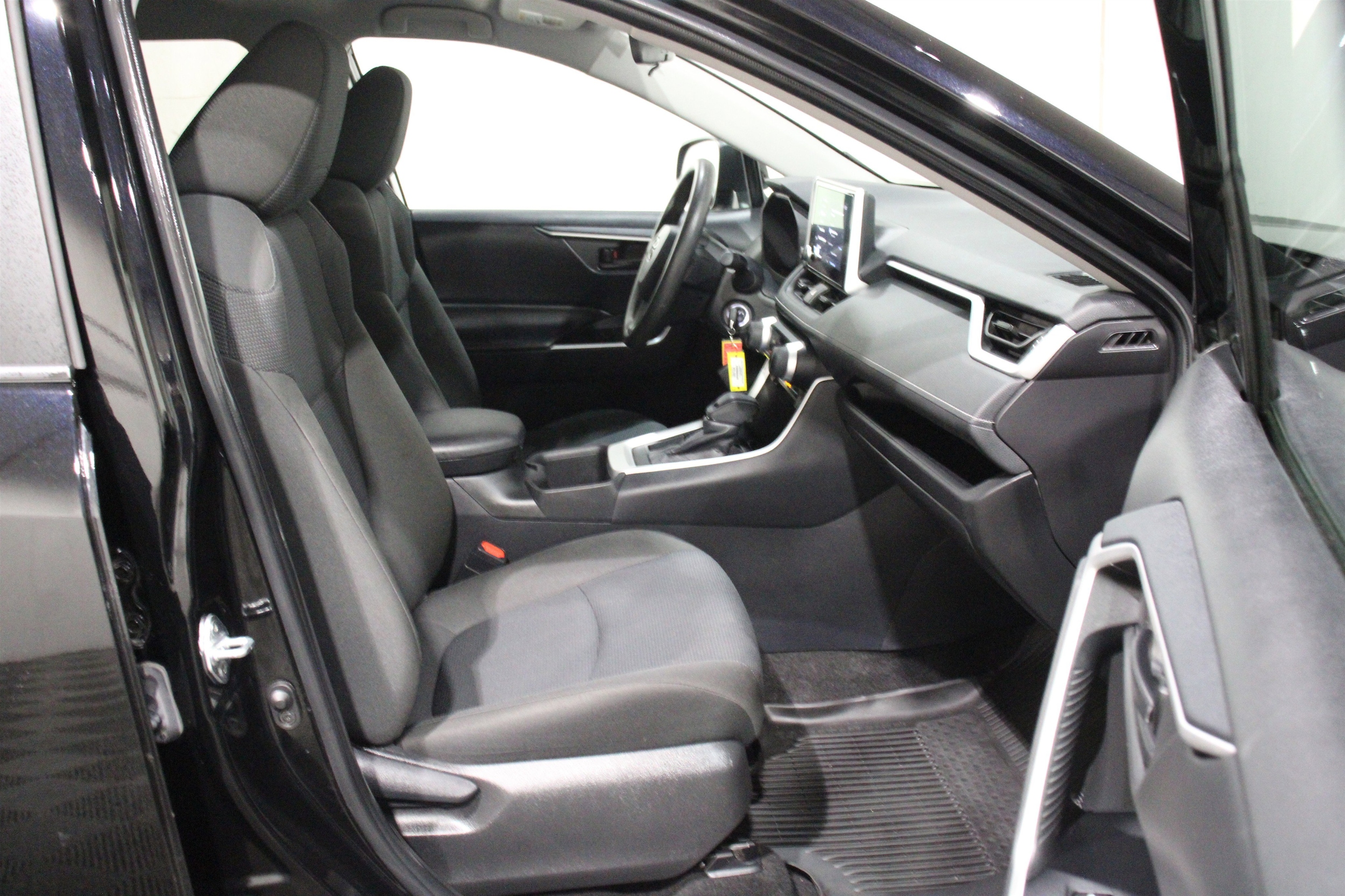 2024 Toyota RAV4 LE - Photo 25