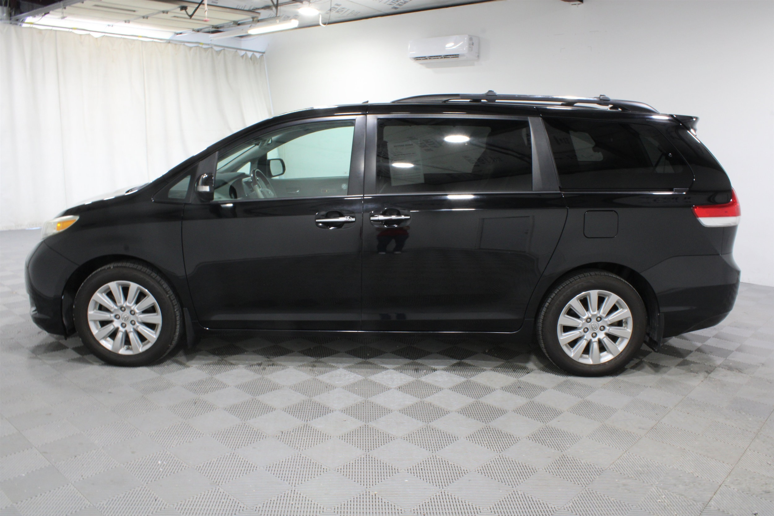 2014 Toyota Sienna Limited - Photo 33
