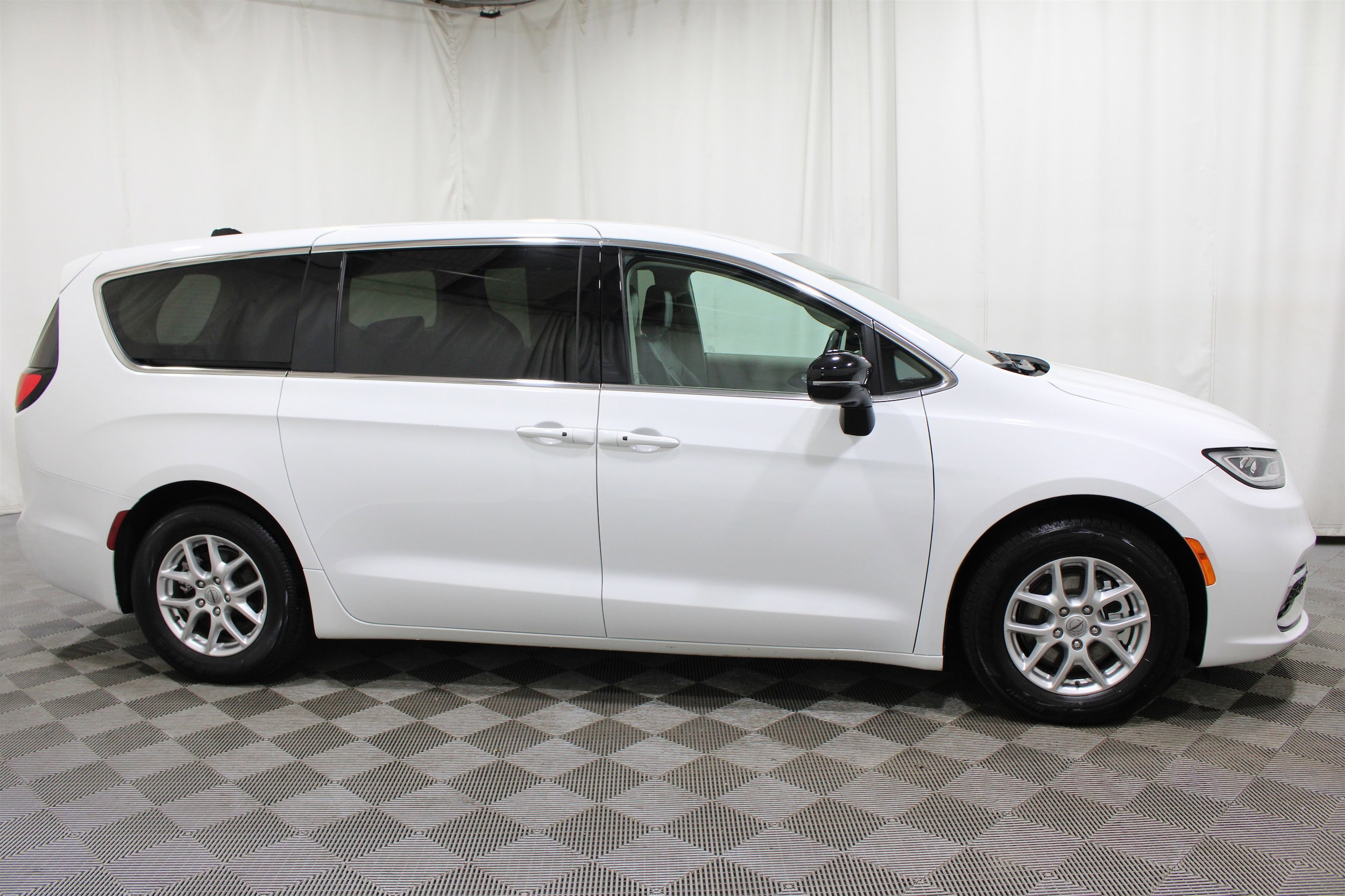 2024 Chrysler Pacifica Touring L - Photo 29