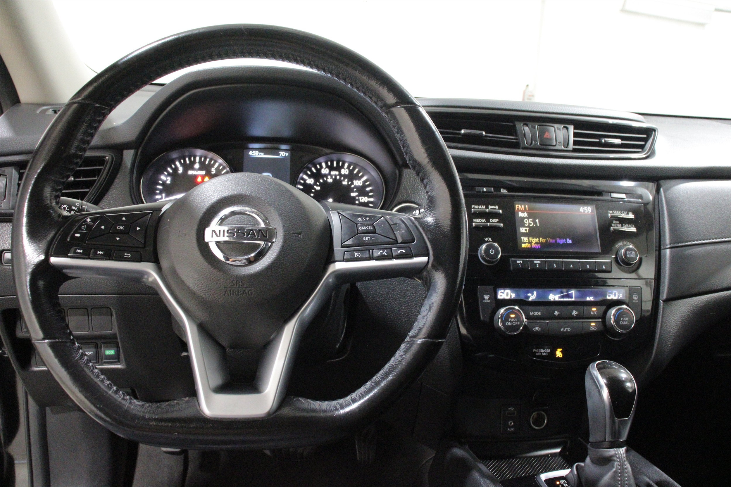 2017 Nissan Rogue SV - Photo 8