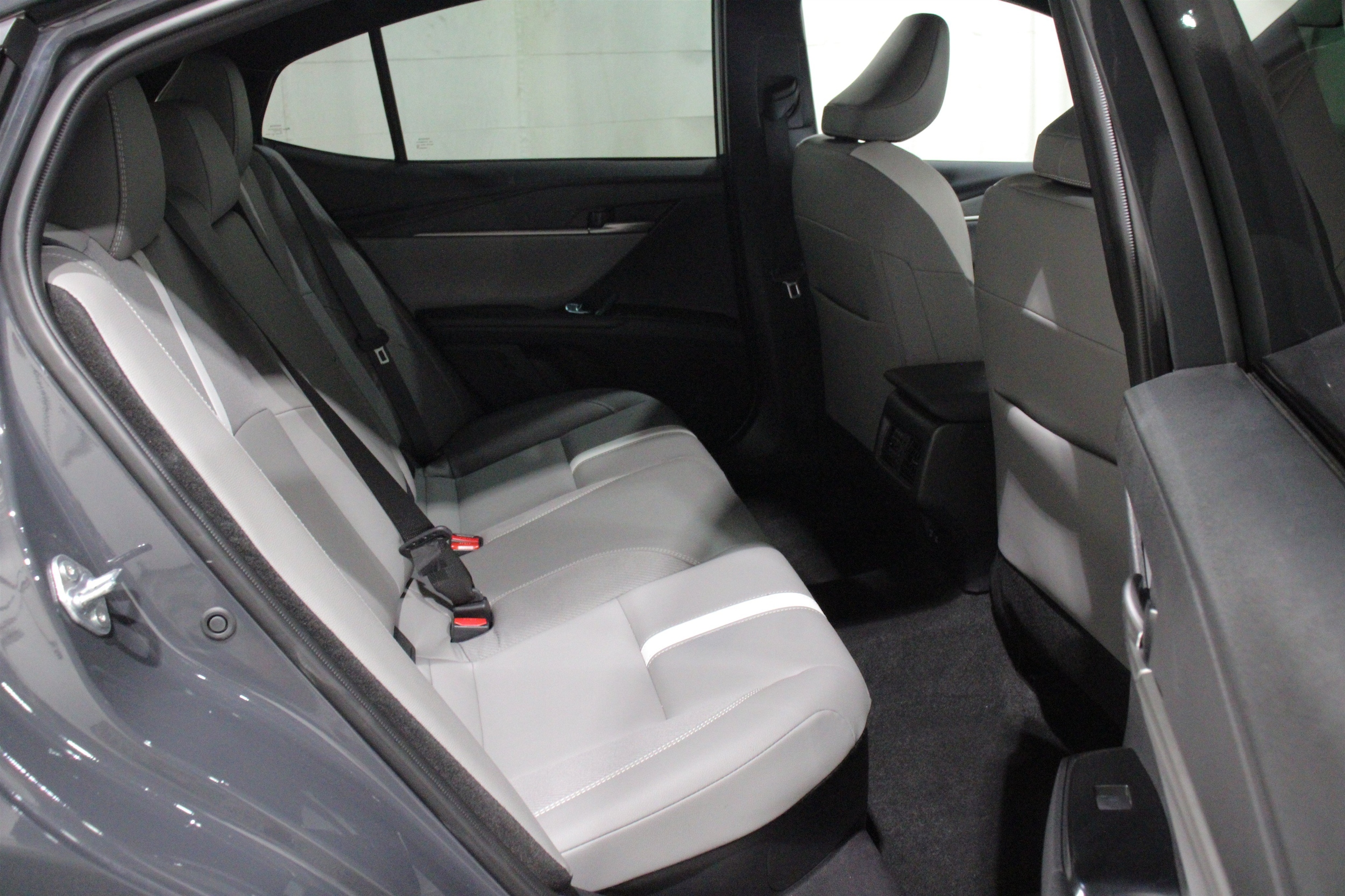 2025 Toyota Camry SE - Photo 25