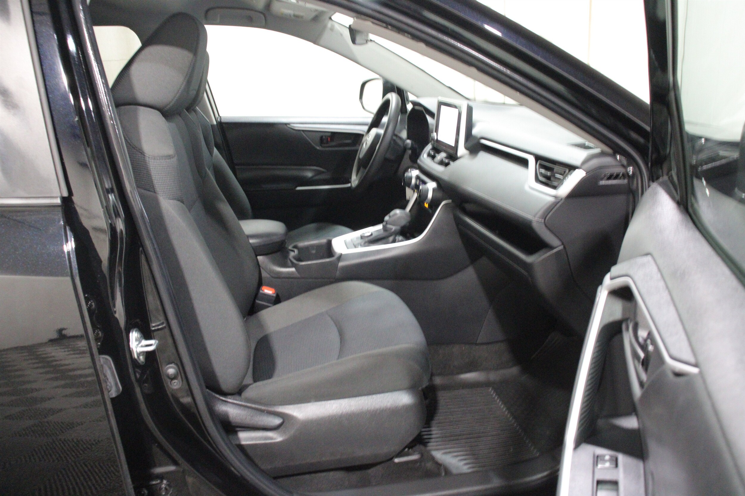 2024 Toyota RAV4 LE - Photo 25