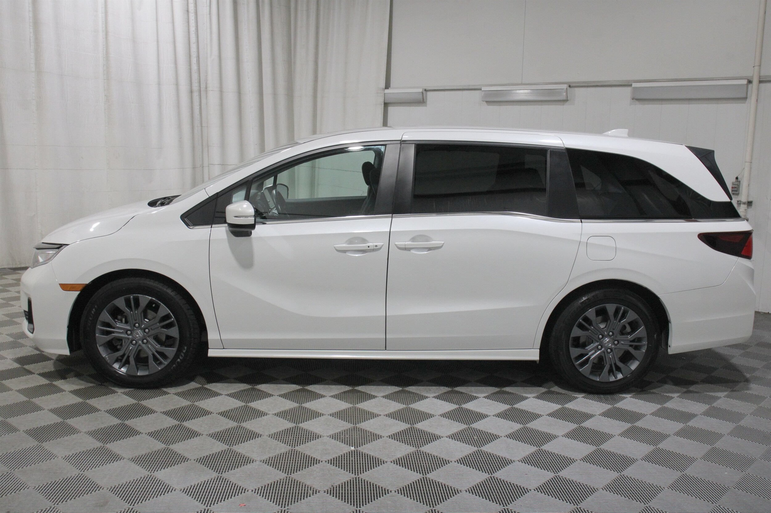 2025 Honda Odyssey Touring - Photo 40