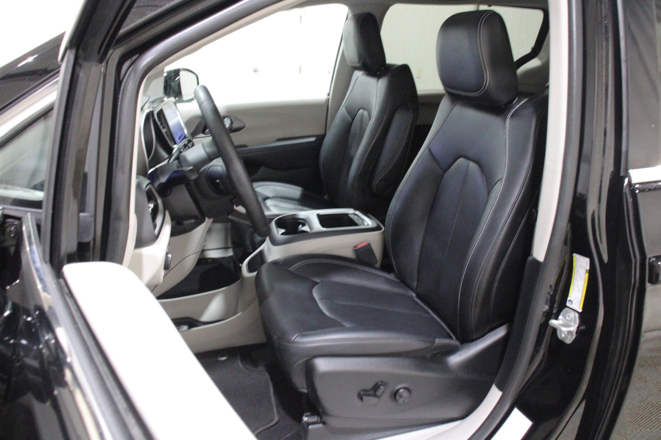 2024 Chrysler Pacifica Touring L - Photo 5