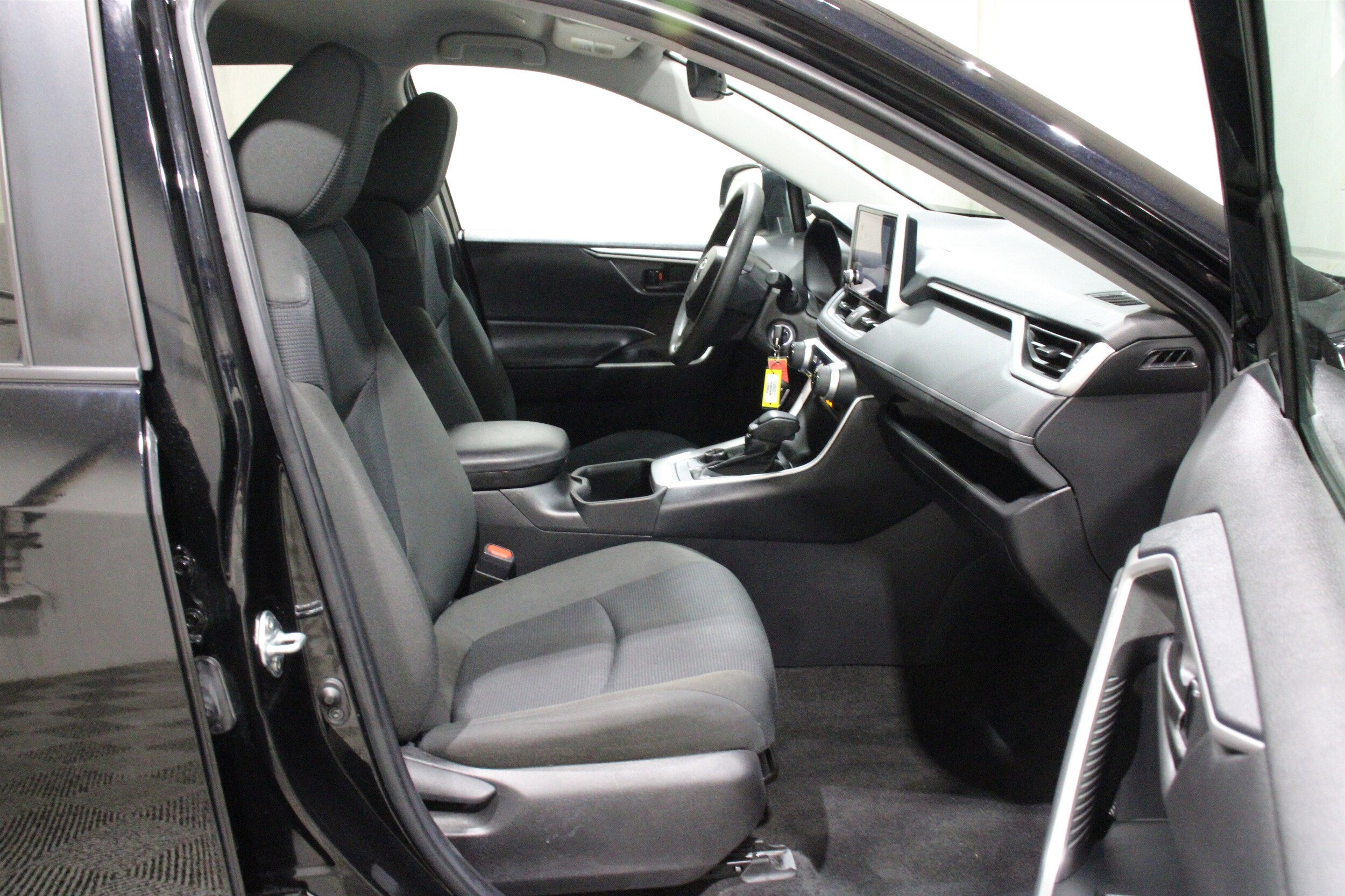 2024 Toyota RAV4 LE - Photo 24