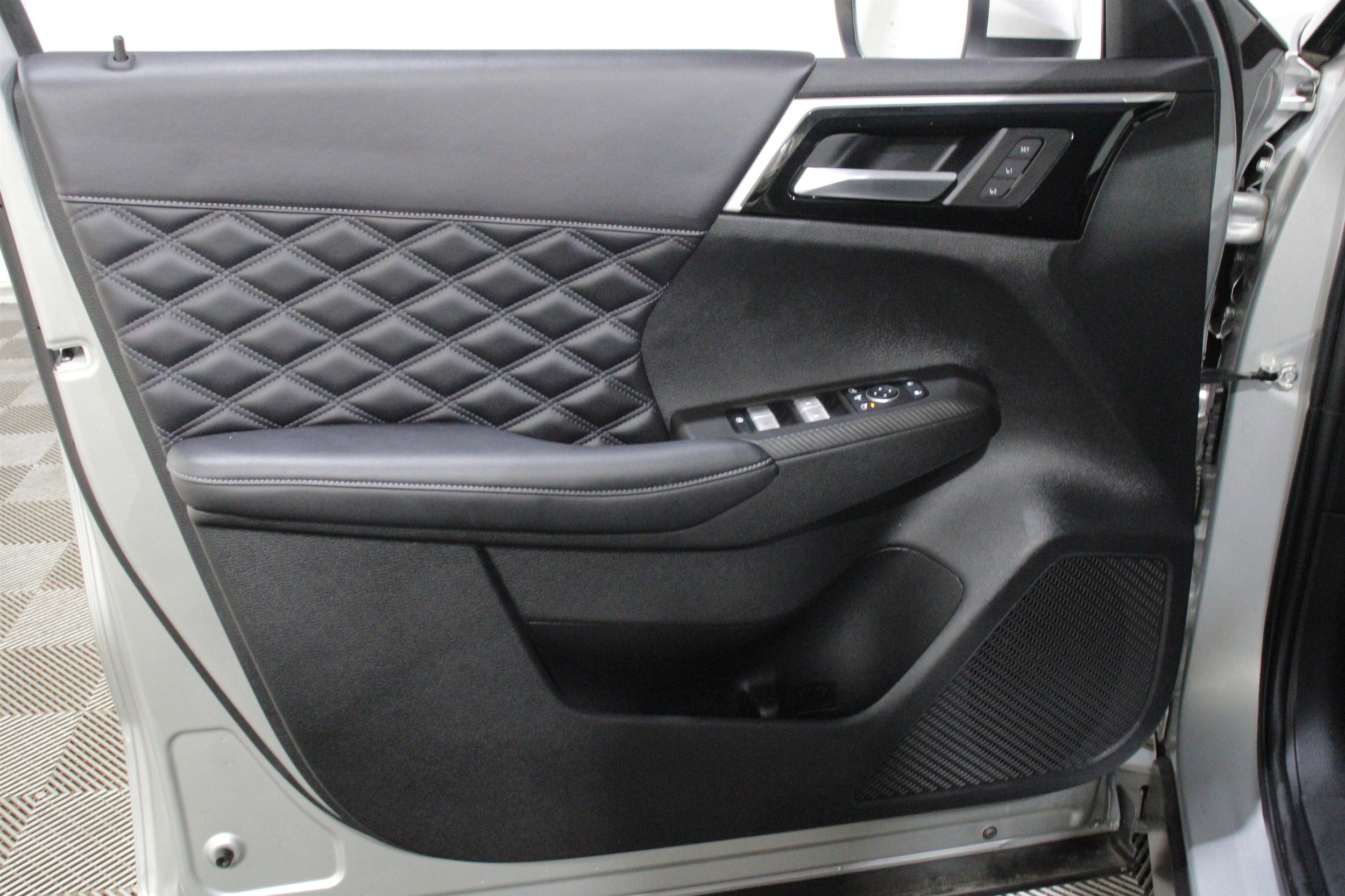2023 Mitsubishi Outlander Plug-In Hybrid SEL - Photo 6