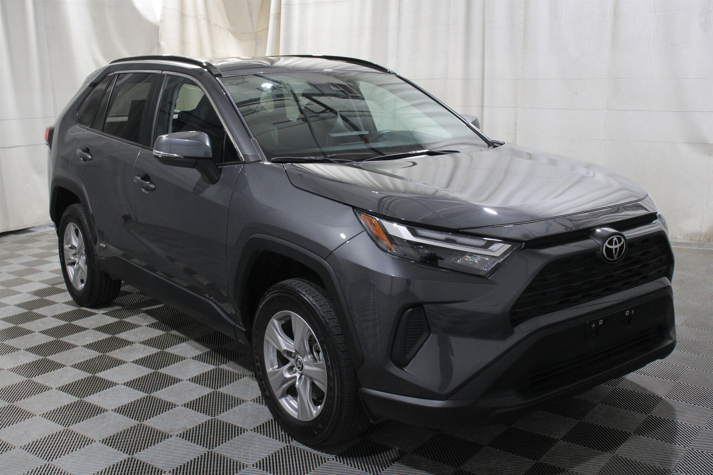 2025 Toyota RAV4 XLE - Photo 31