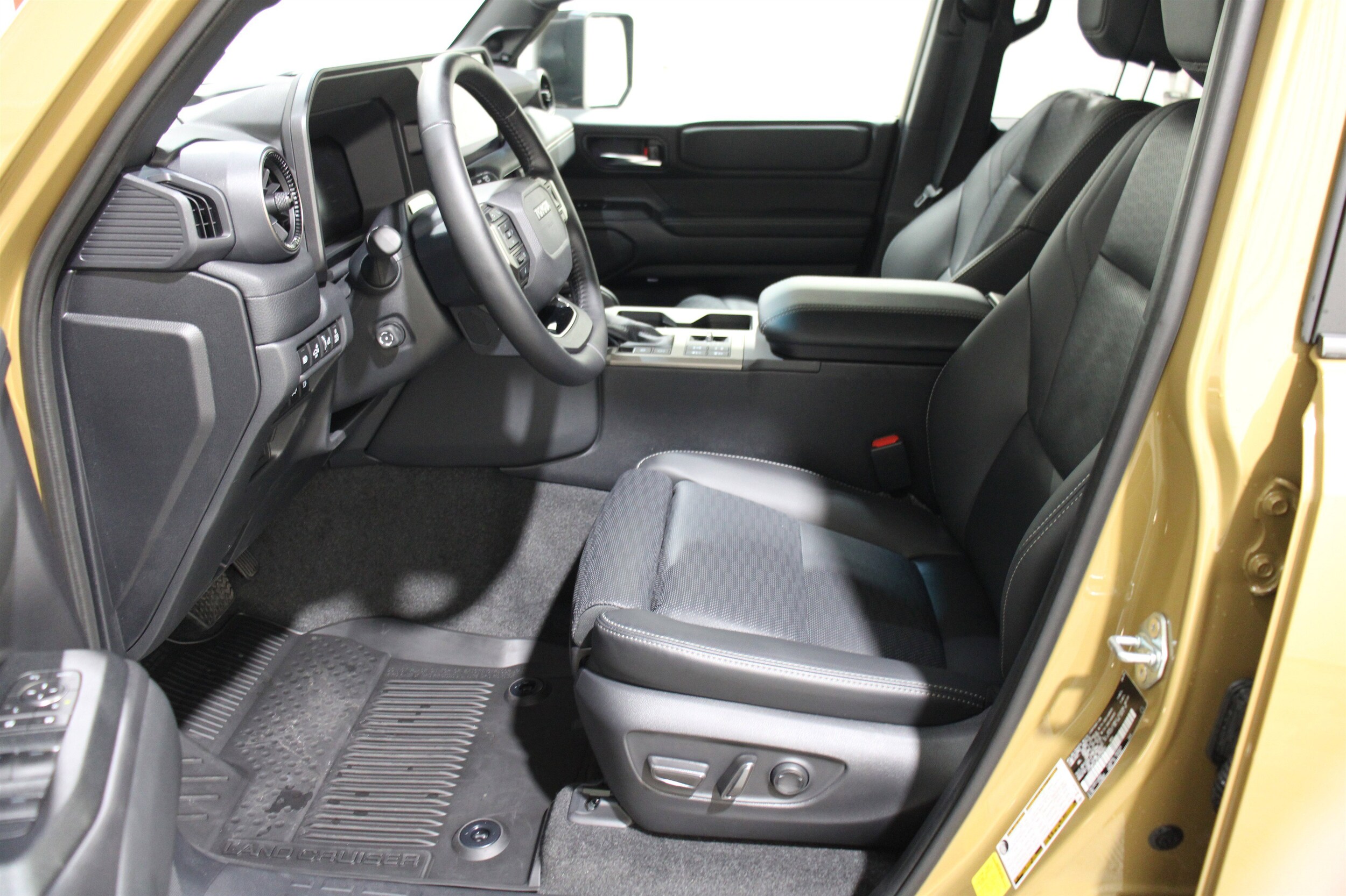 2025 Toyota Highlander Hybrid photo 3