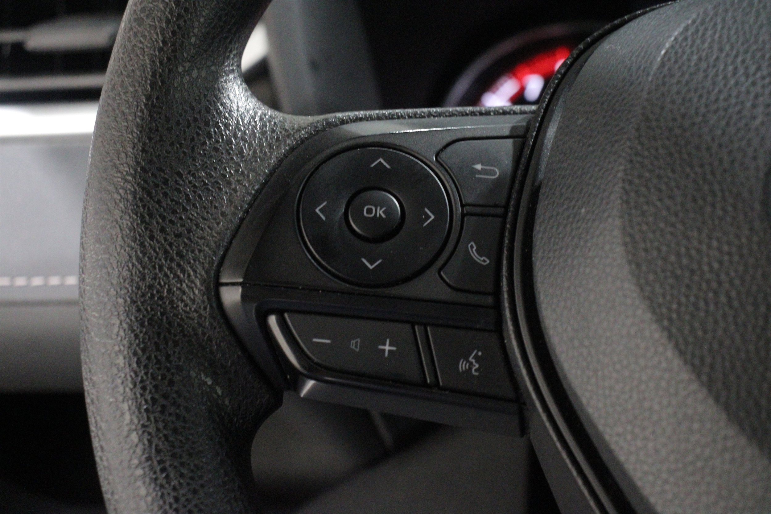 2025 Toyota RAV4 XLE - Photo 9