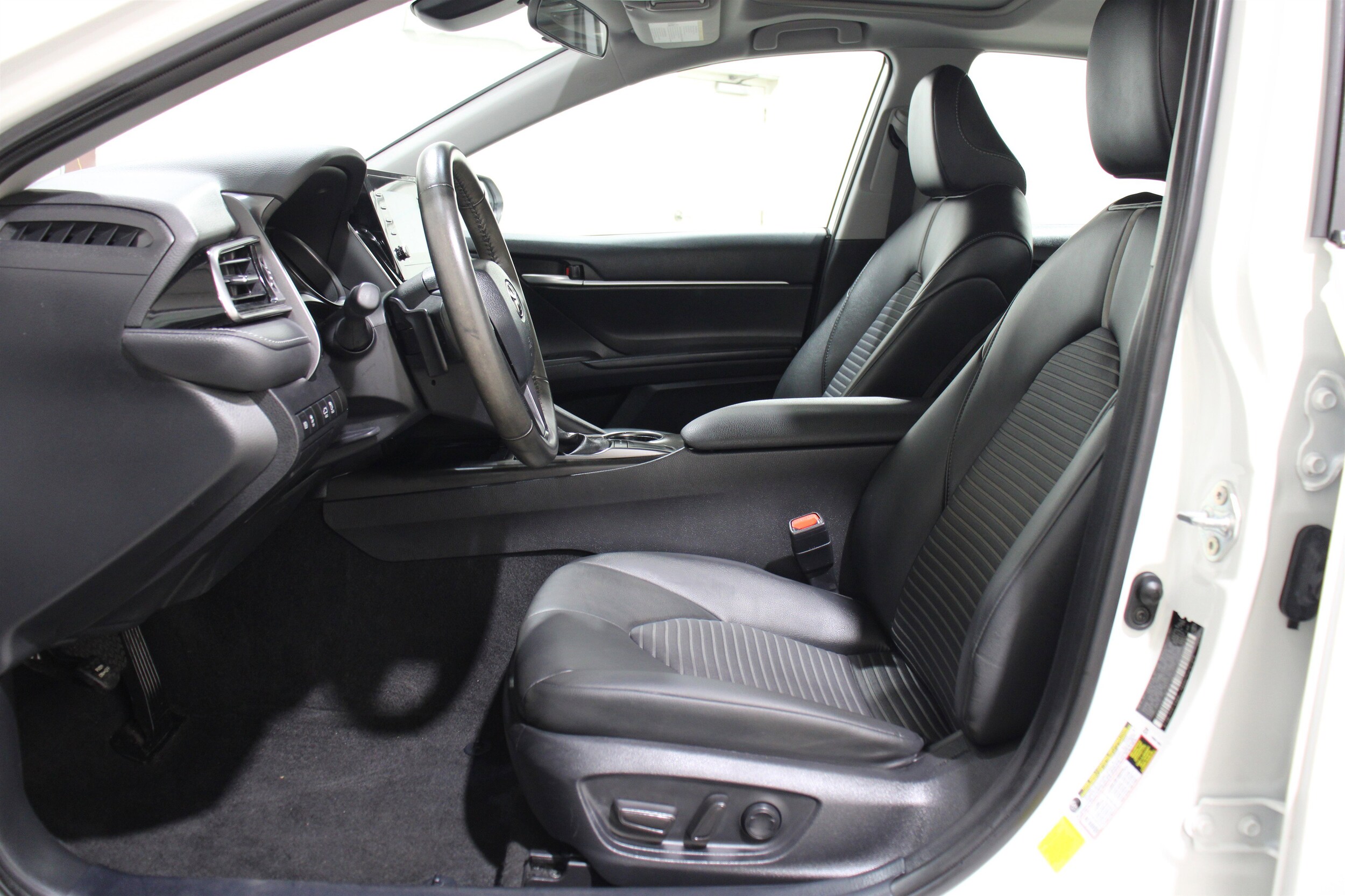 2023 Toyota Camry SE photo 2