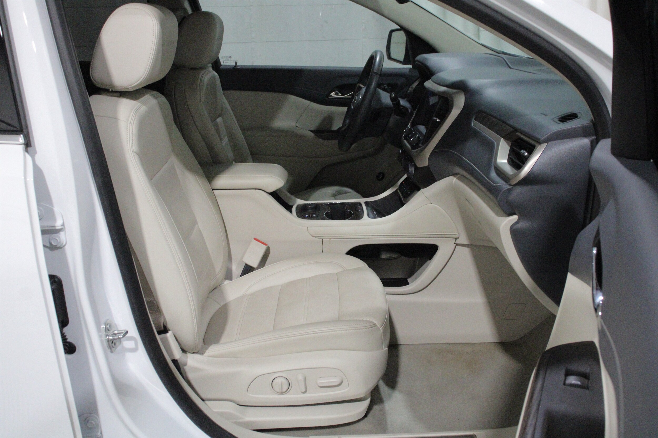 2023 GMC Acadia Denali - Photo 30