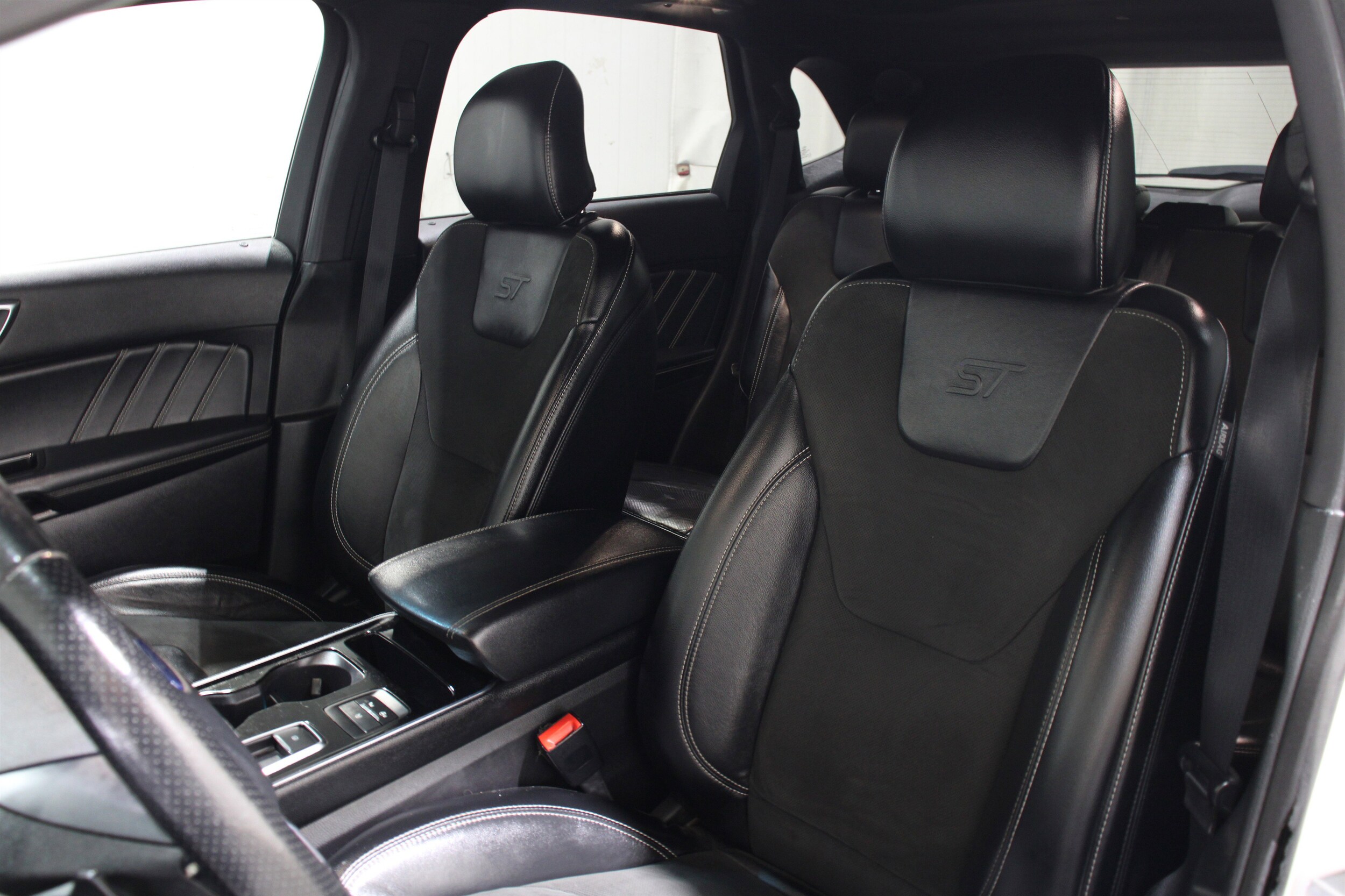 2019 Ford Edge ST photo 3