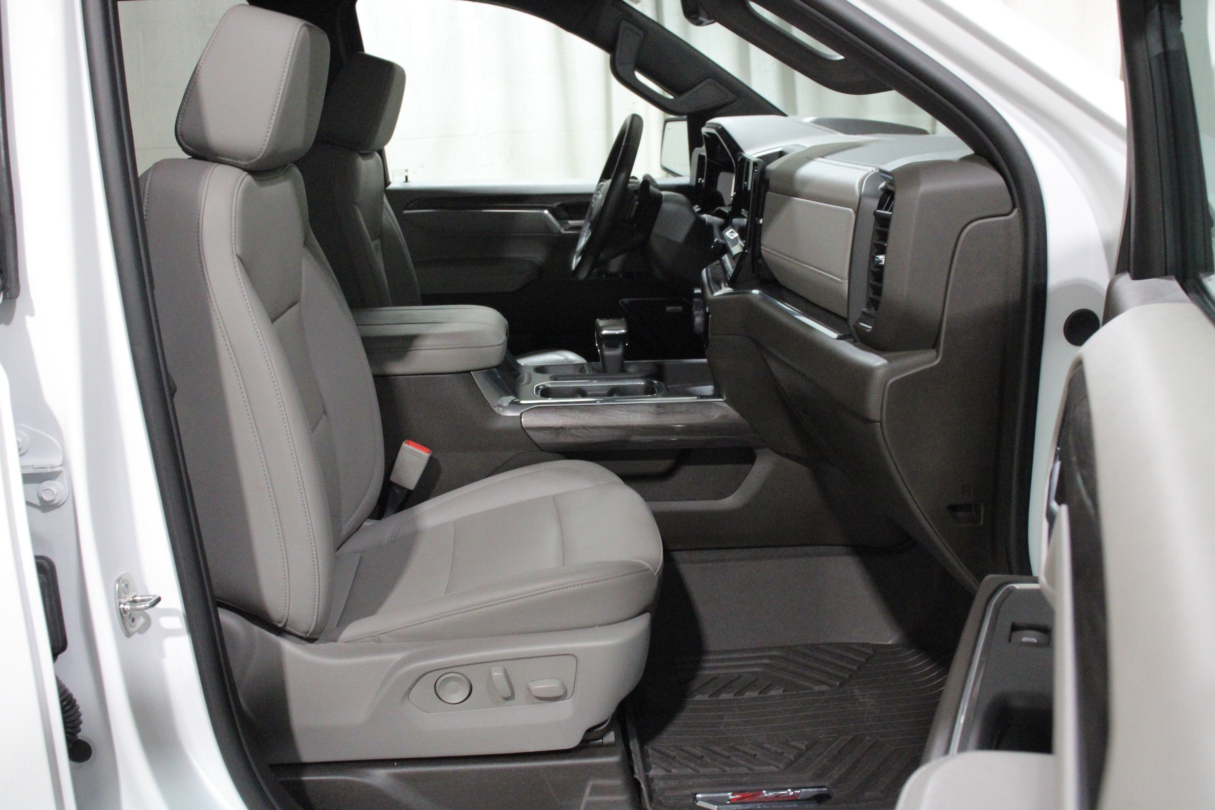 2024 Chevrolet Silverado 1500 LTZ - Photo 25
