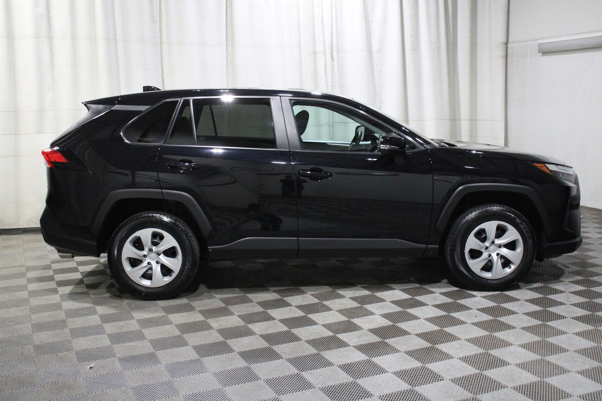 2024 Toyota RAV4 LE - Photo 29