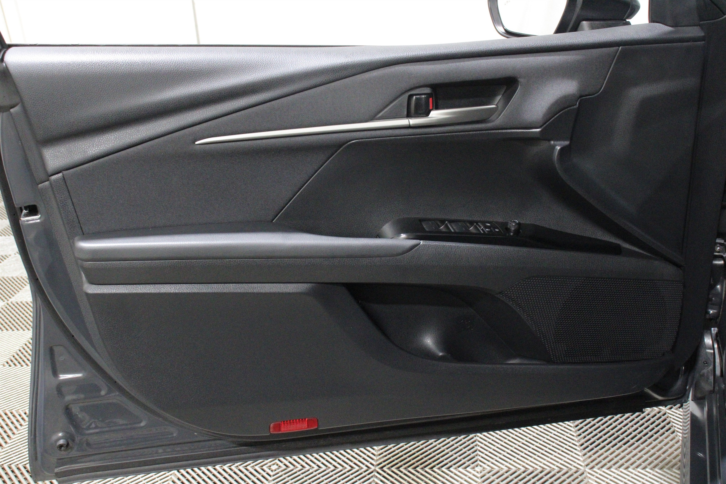 2025 Toyota Camry LE - Photo 6