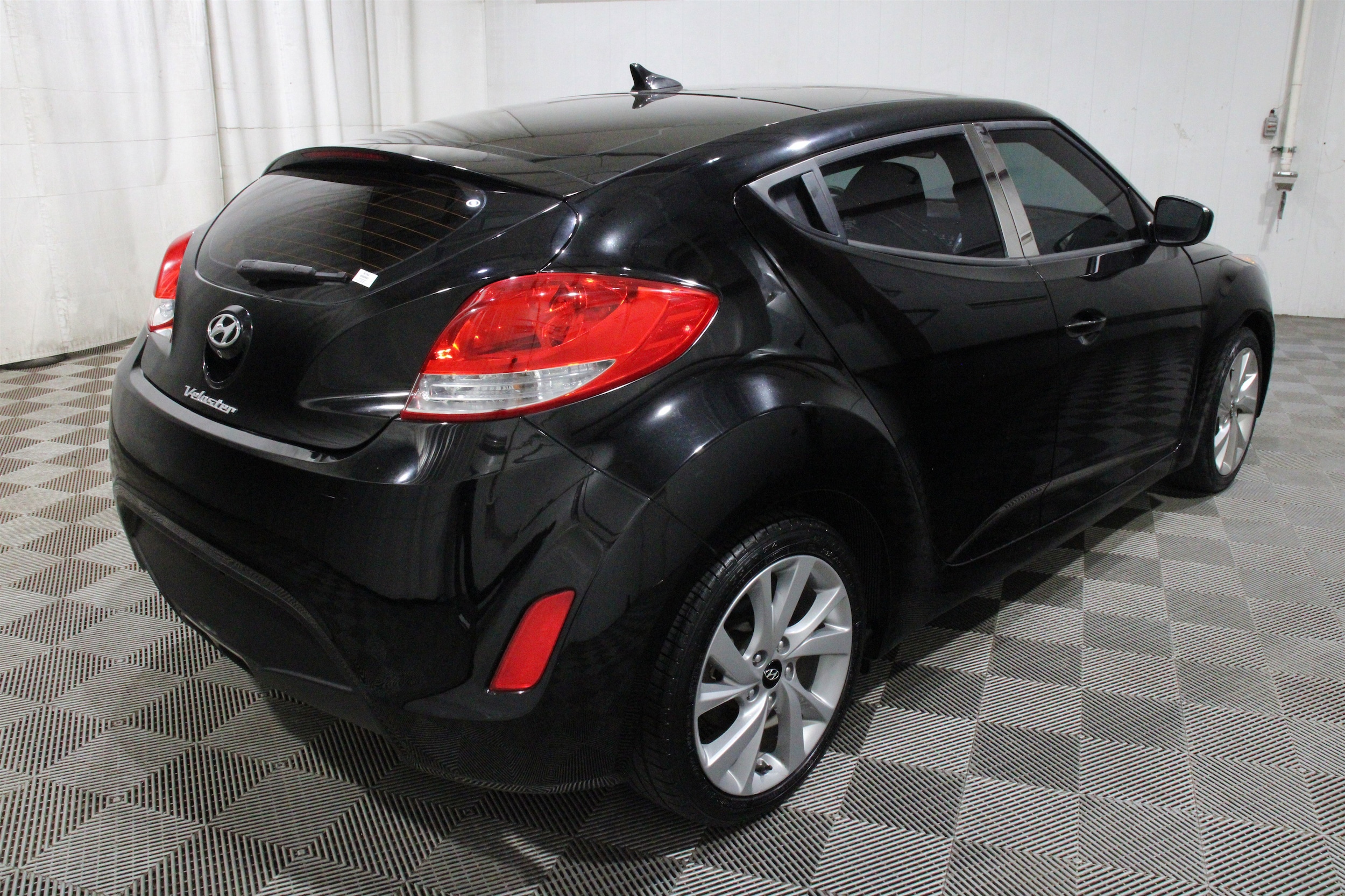 2016 Hyundai Veloster Base - Photo 29