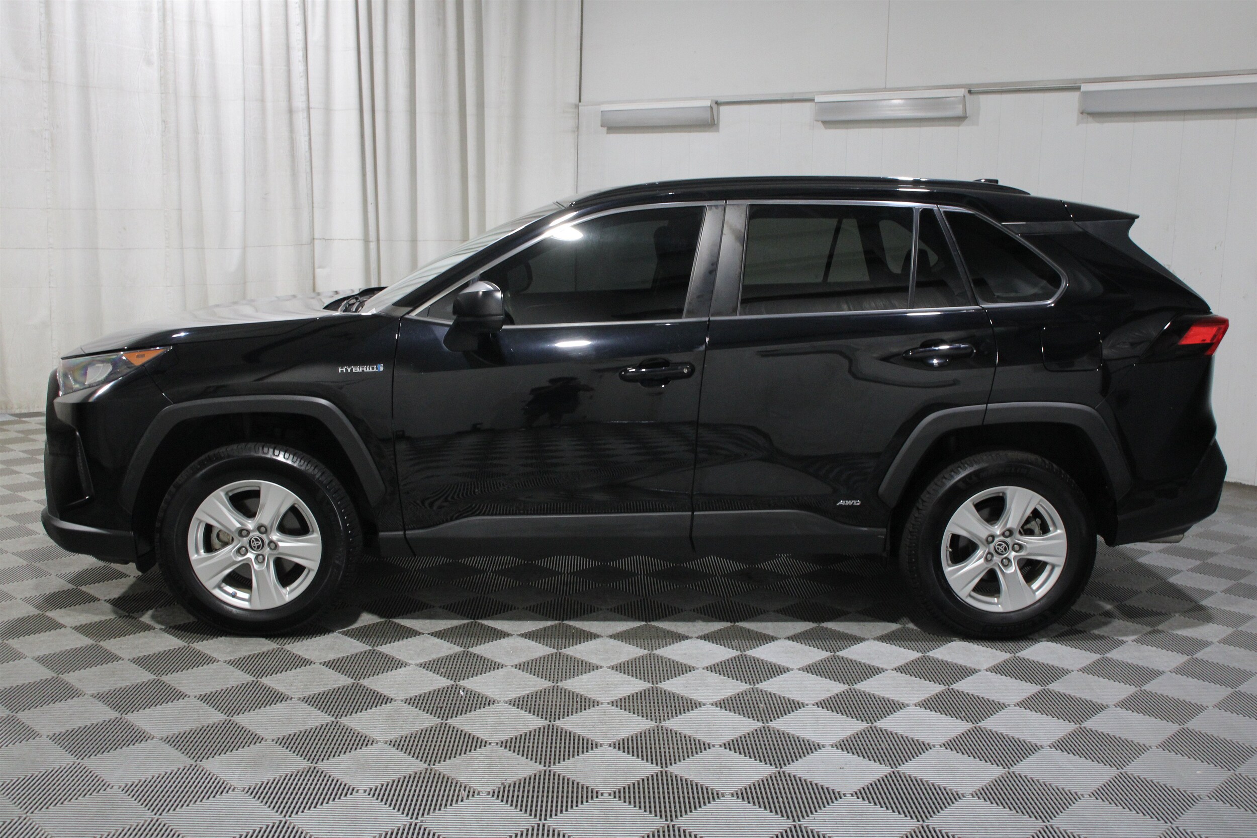 2021 Toyota RAV4 LE - Photo 34