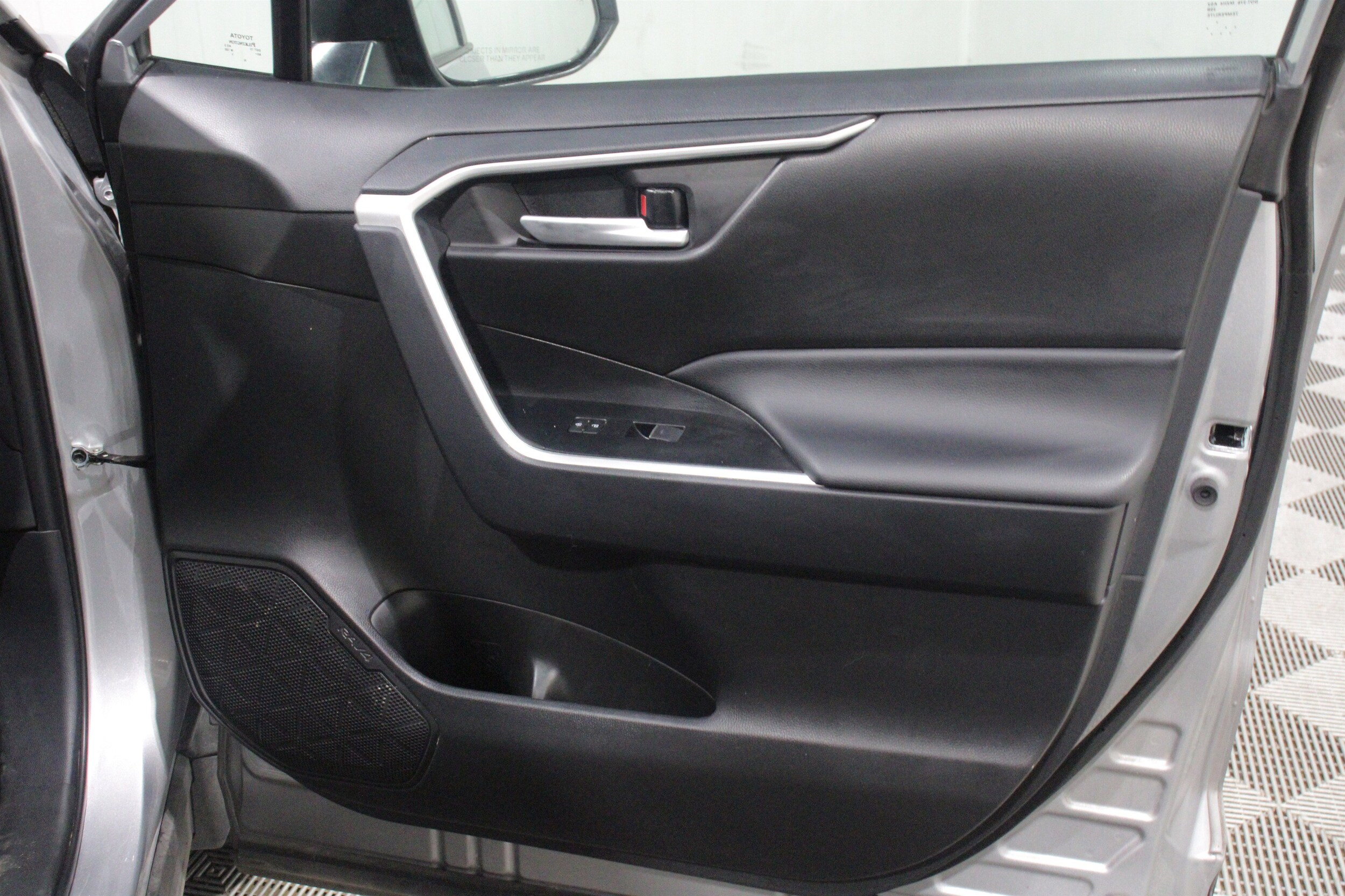 2025 Toyota RAV4 XLE - Photo 29