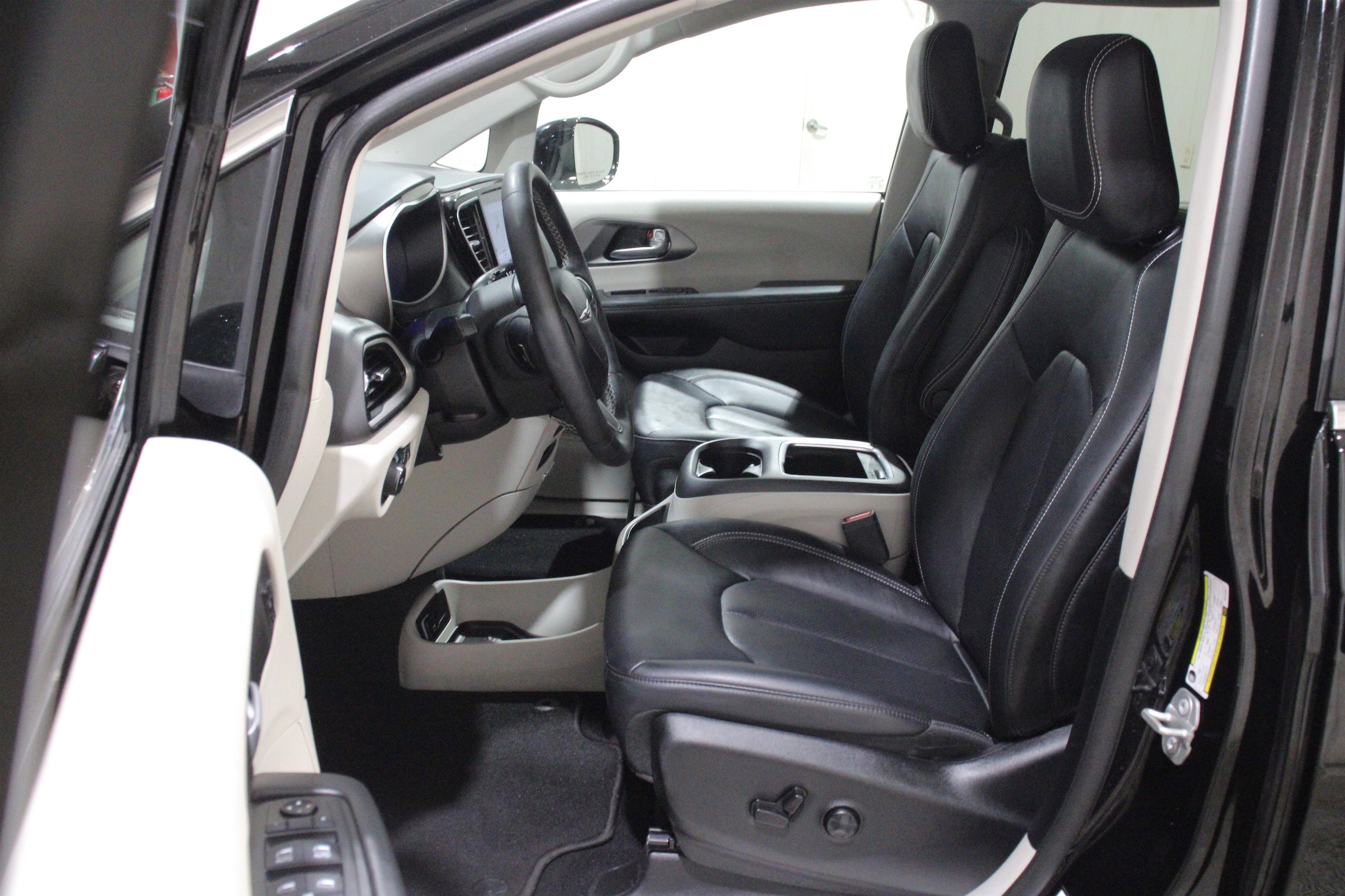 2024 Chrysler Pacifica Touring L - Photo 3