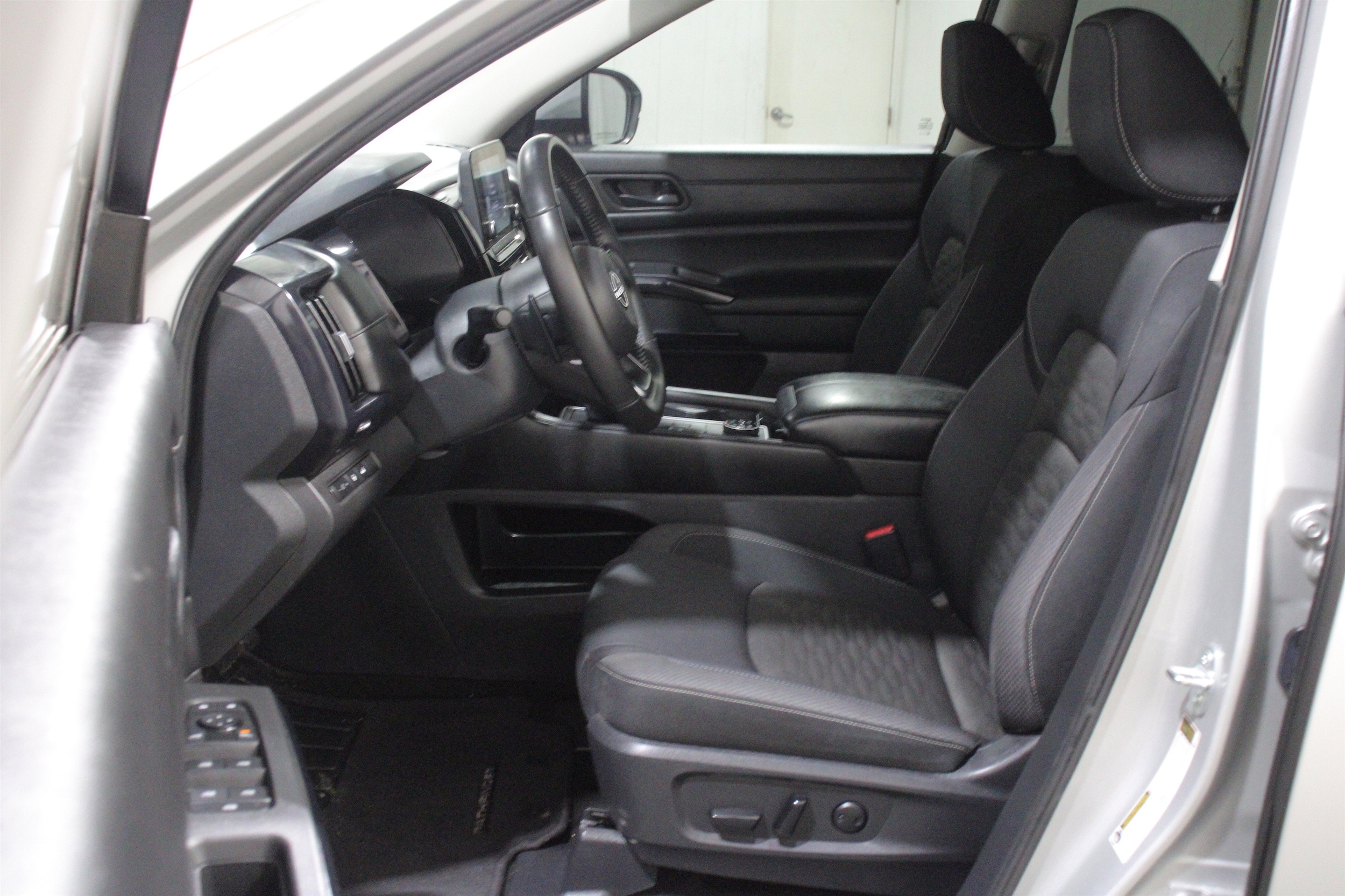 2025 Nissan Pathfinder SV - Photo 3