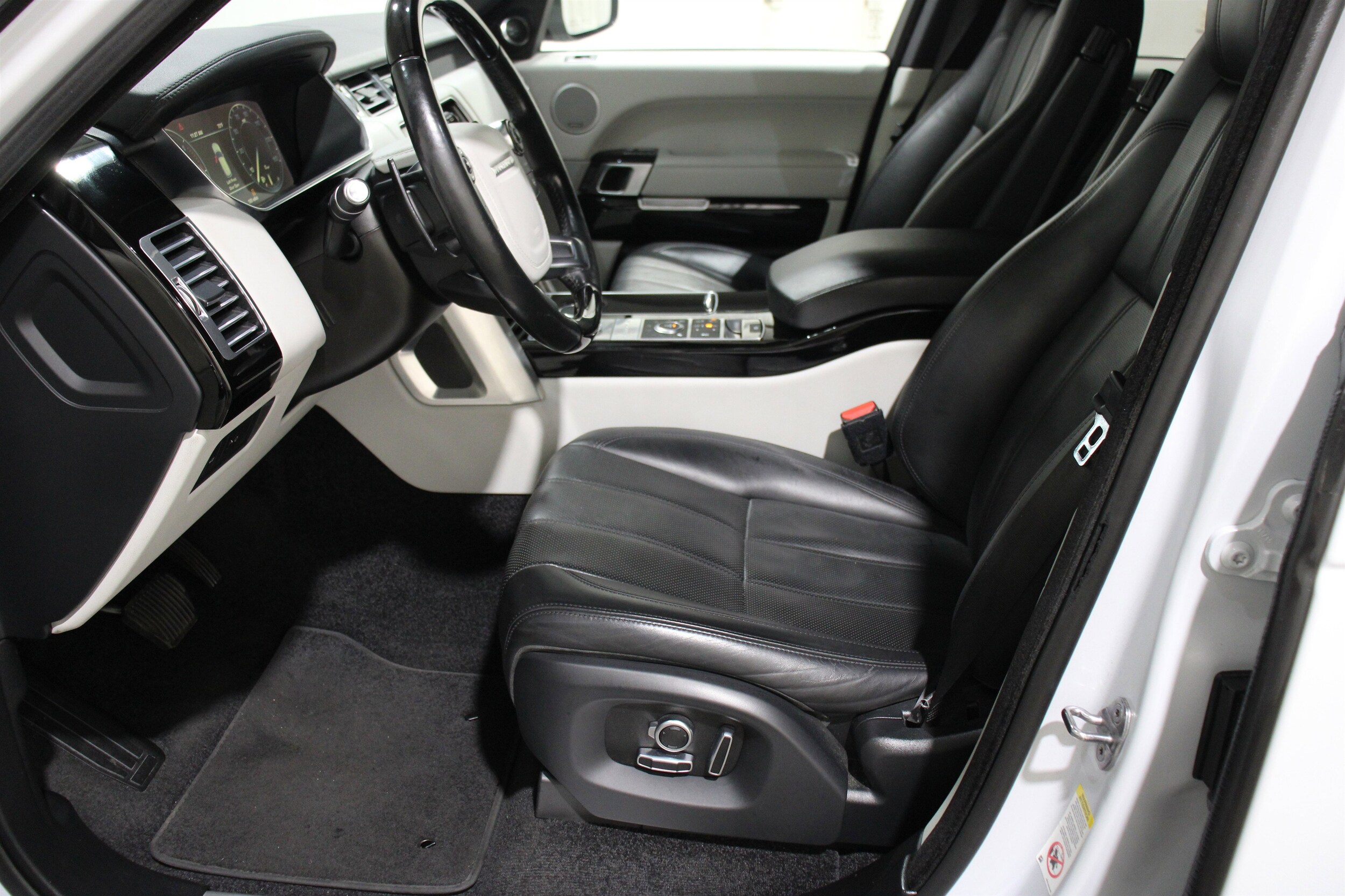 2016 Land Rover Range Rover HSE photo 3