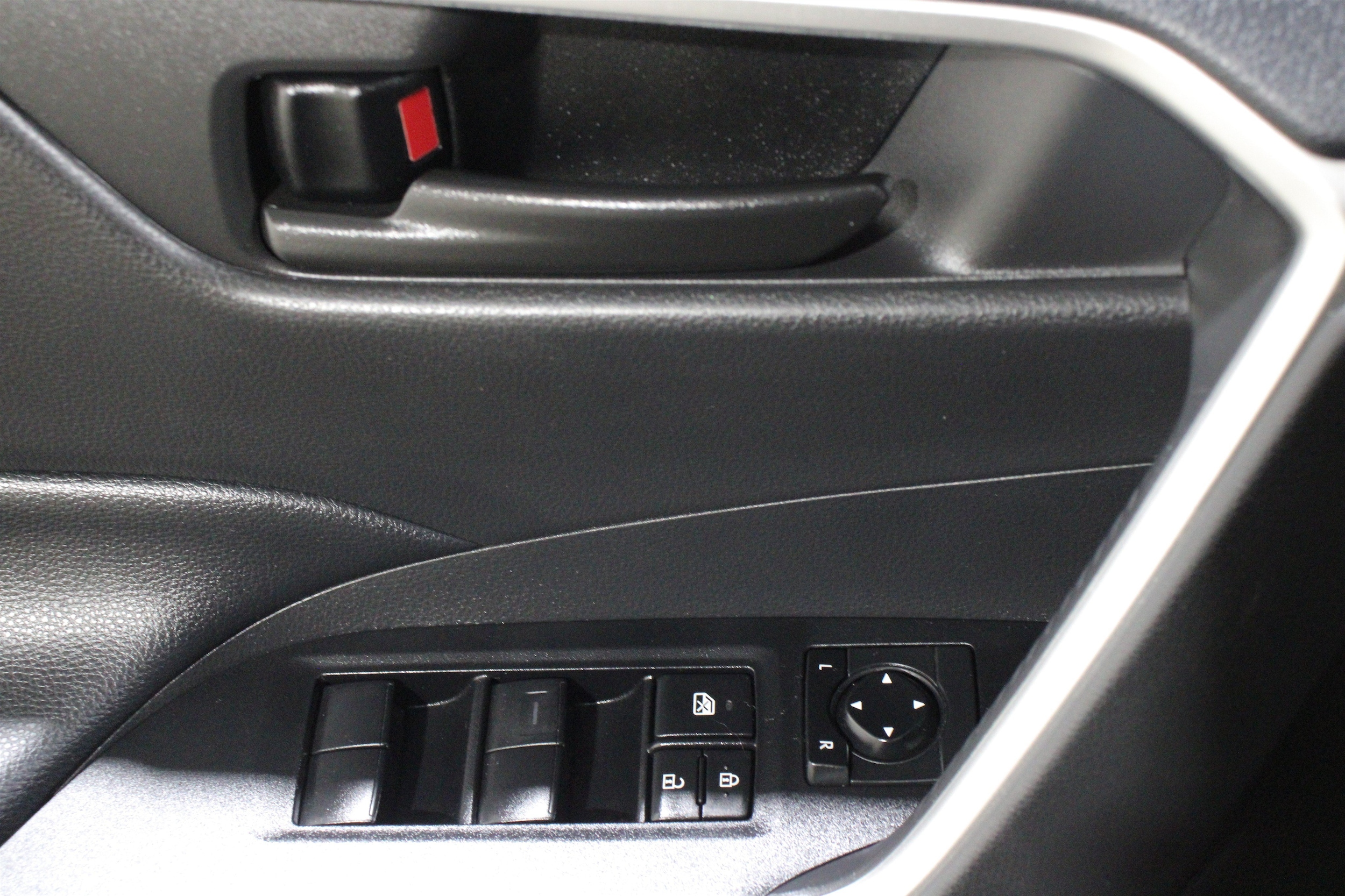 2021 Toyota RAV4 LE - Photo 7