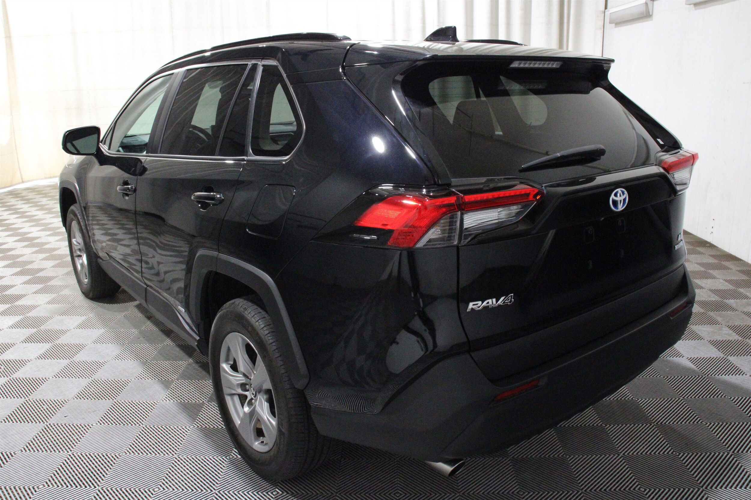 2024 Toyota RAV4 LE - Photo 31