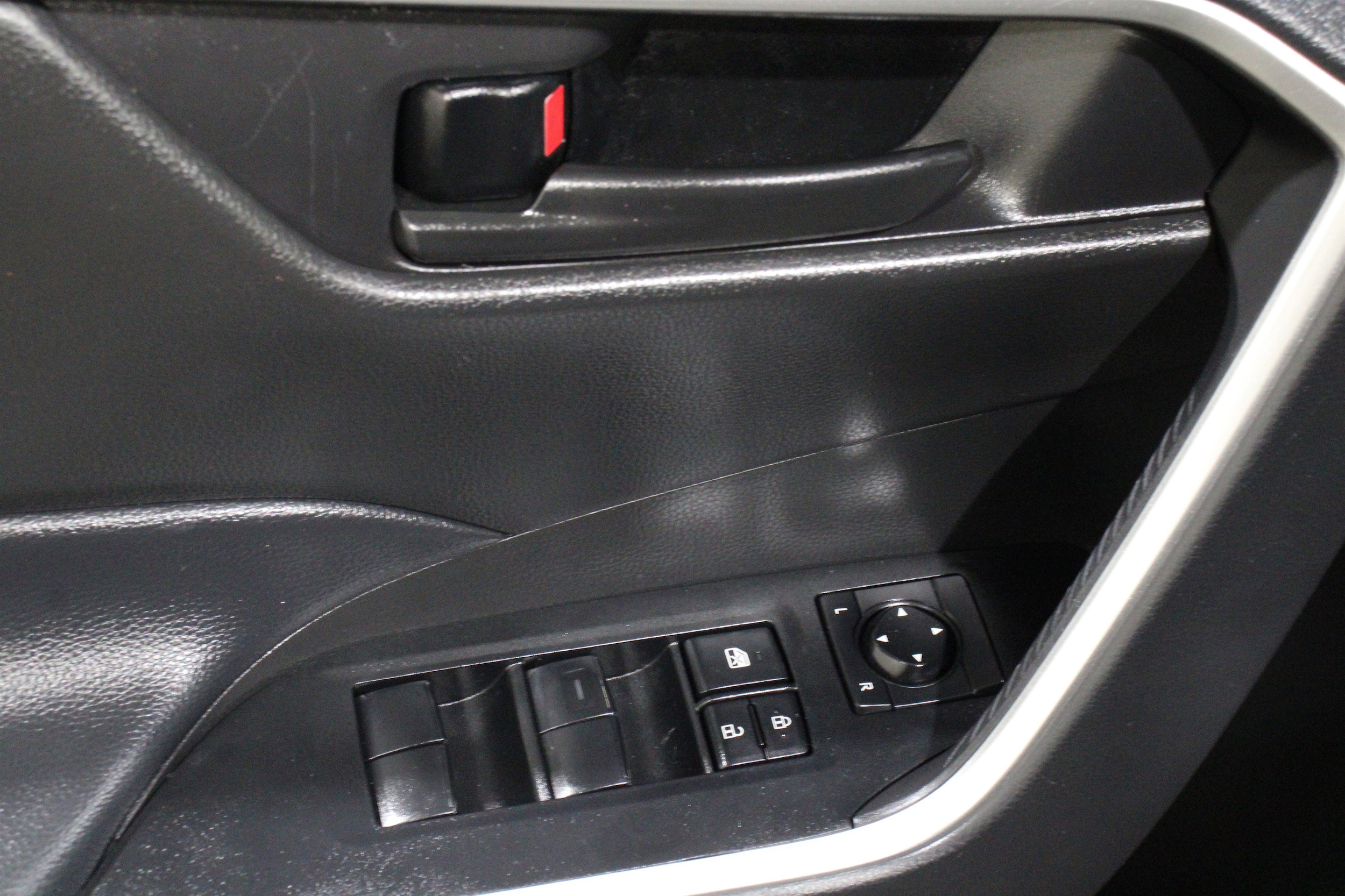2024 Toyota RAV4 LE - Photo 7