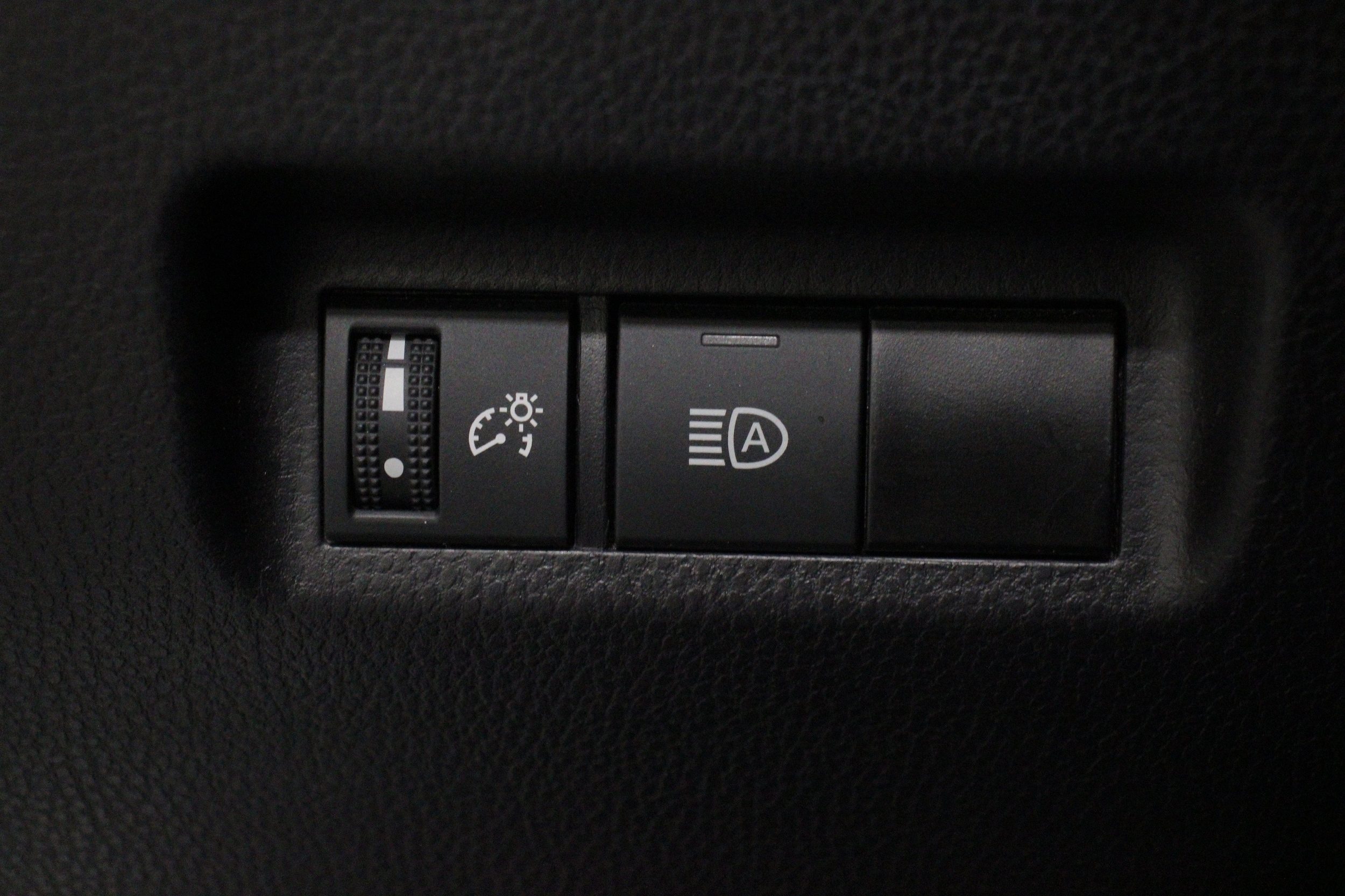 2025 Toyota RAV4 XLE - Photo 11
