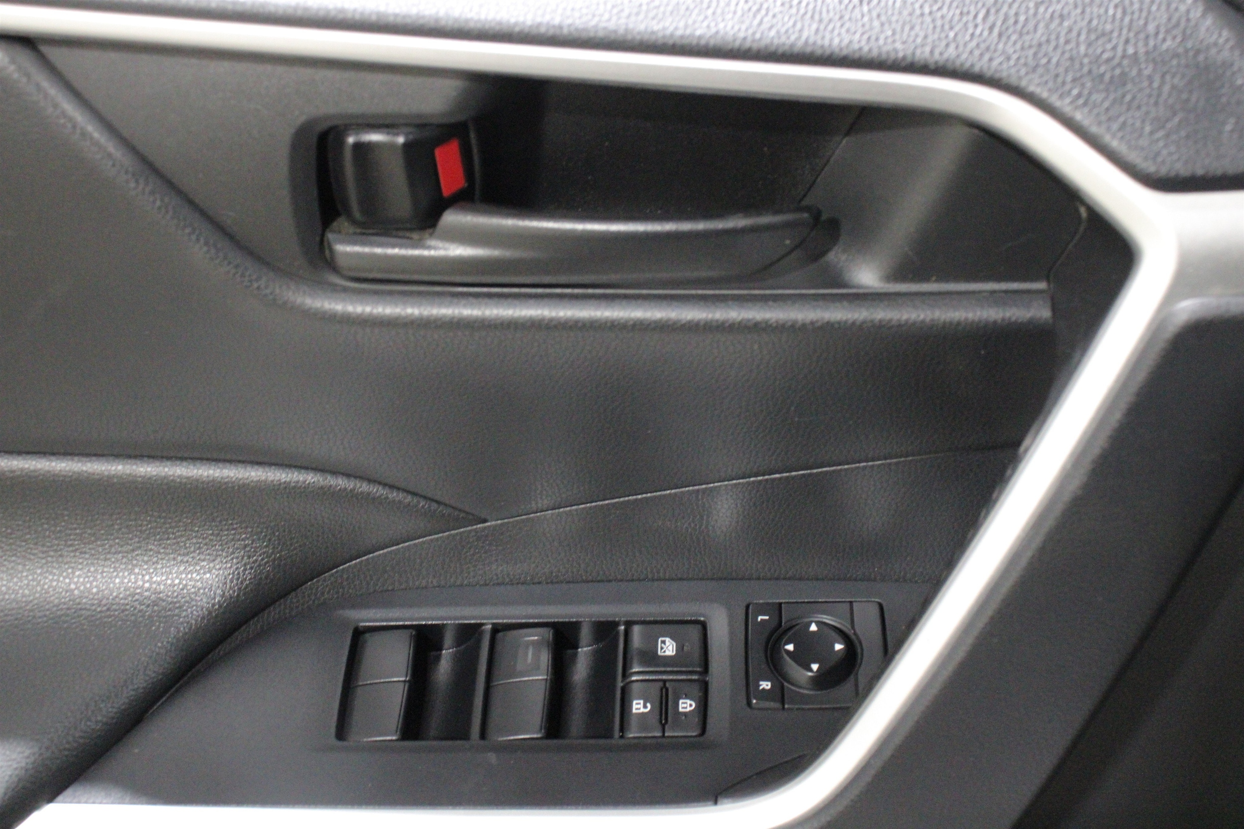 2022 Toyota RAV4 LE - Photo 7