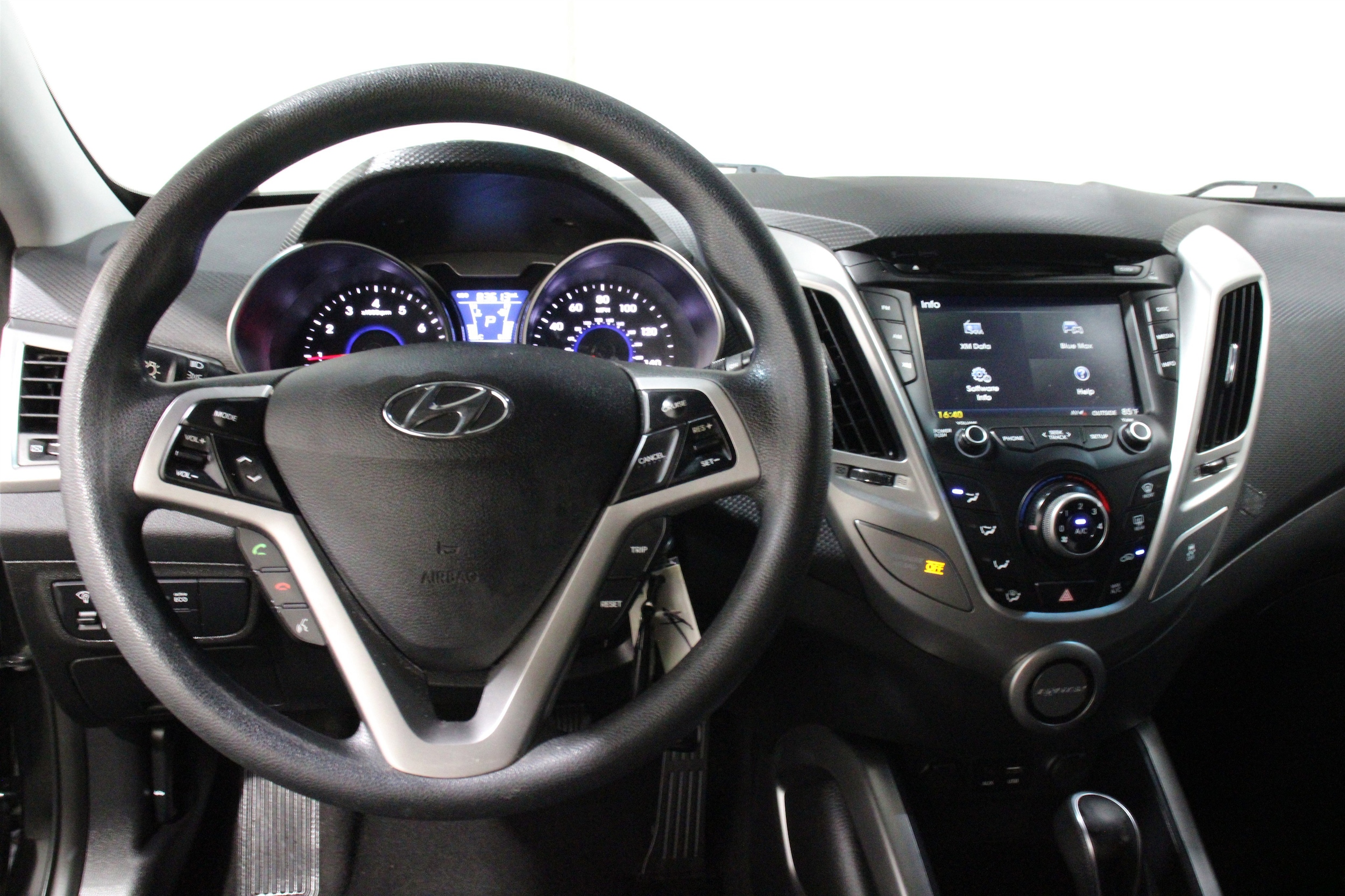 2016 Hyundai Veloster Base - Photo 8