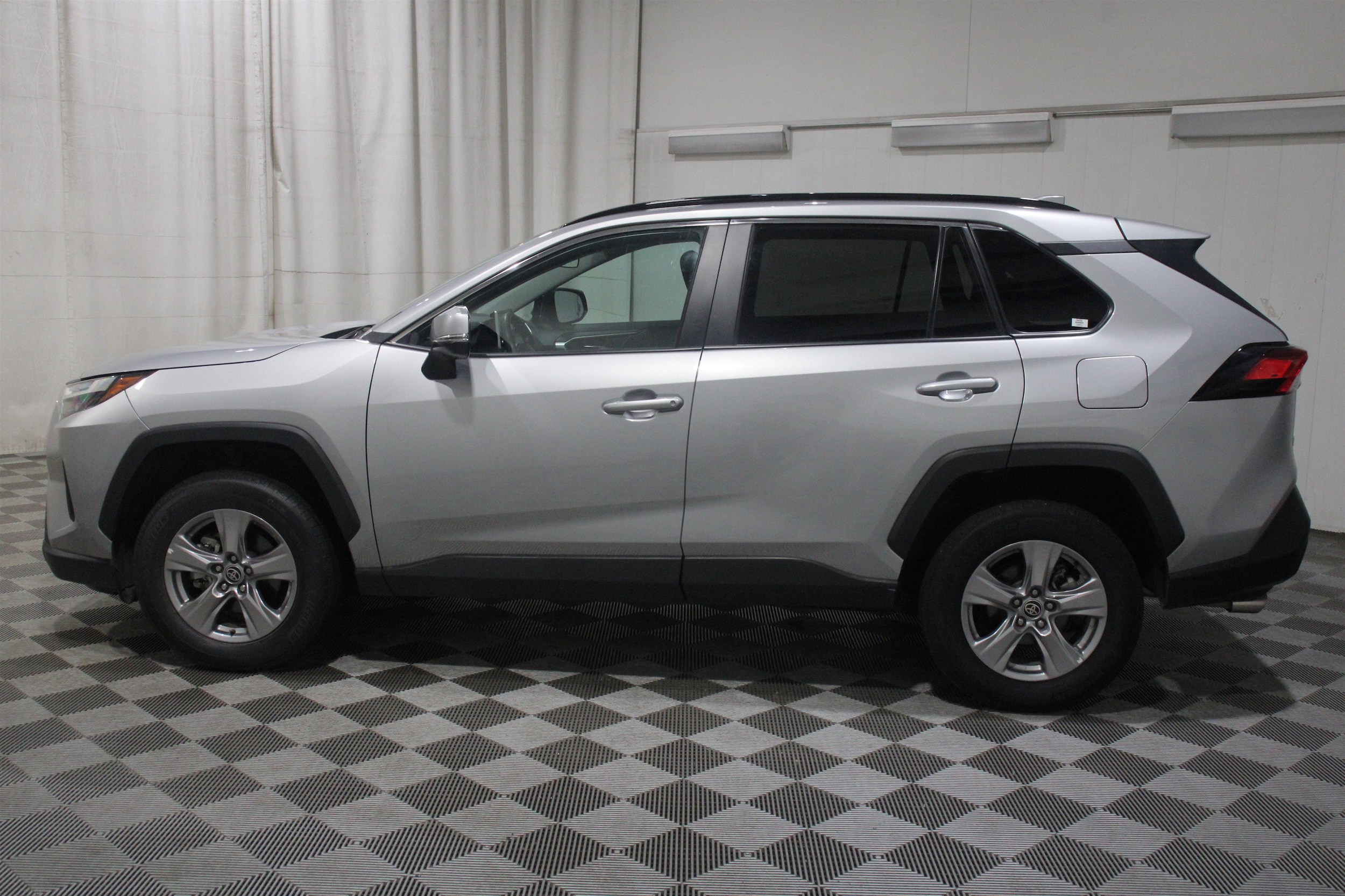2025 Toyota RAV4 XLE - Photo 35