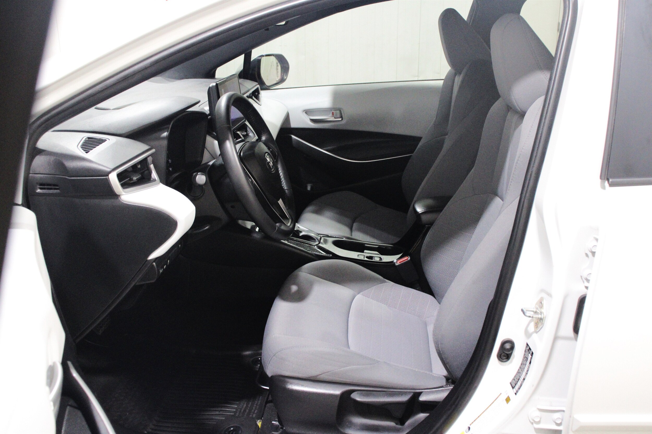 2023 Toyota Corolla SE - Photo 3