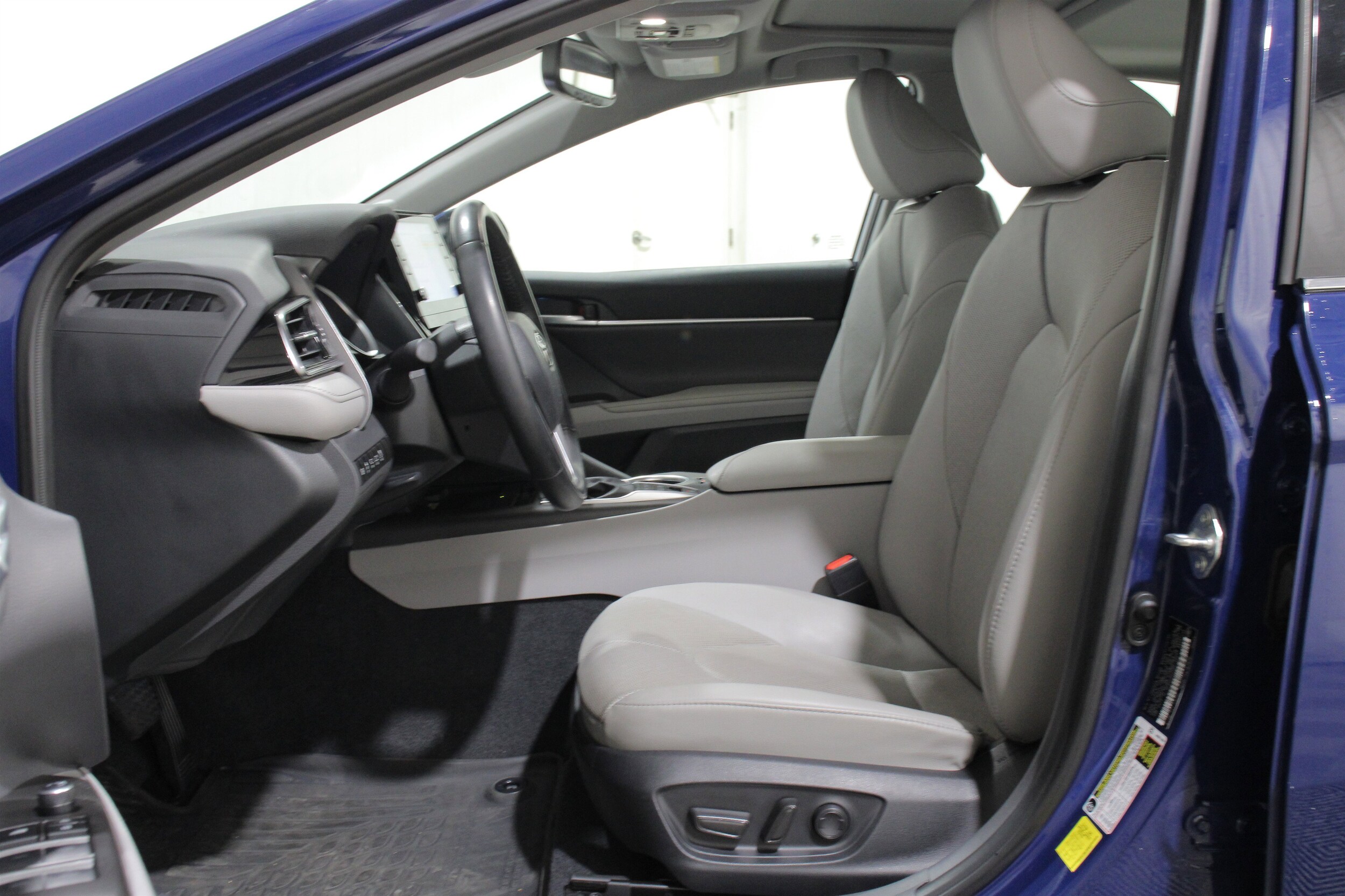 2024 Toyota Camry Hybrid XLE photo 2