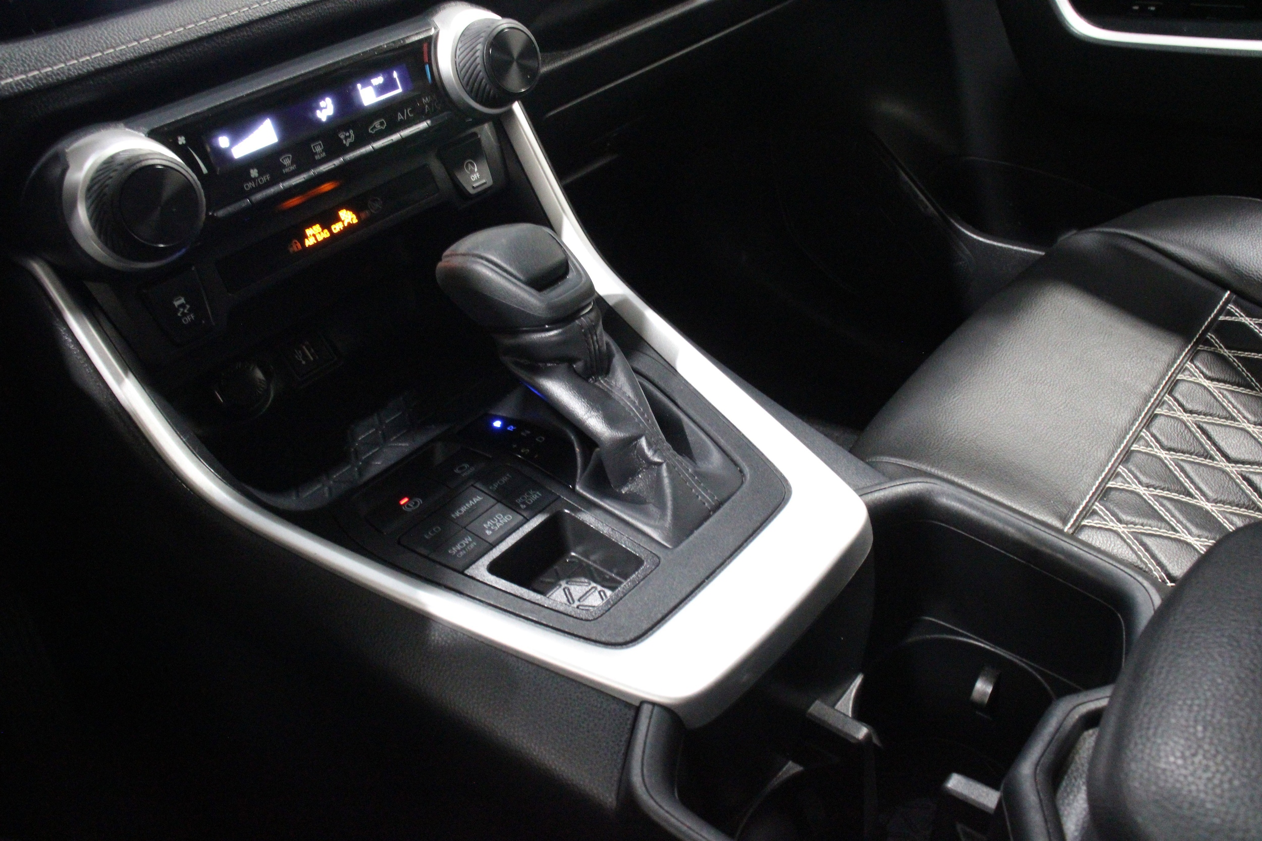 2025 Toyota RAV4 LE - Photo 20