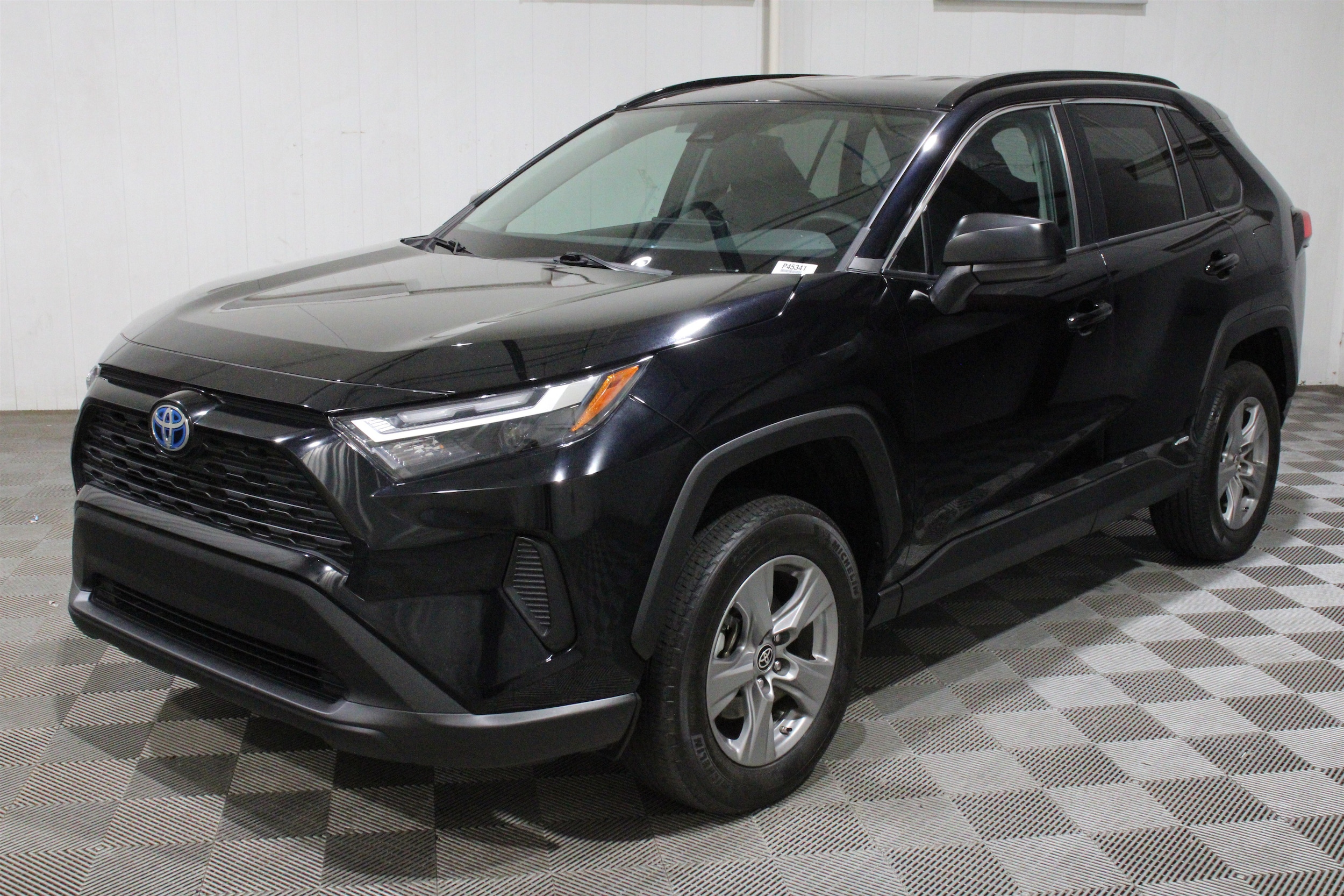 2024 Toyota RAV4 LE - Photo 33