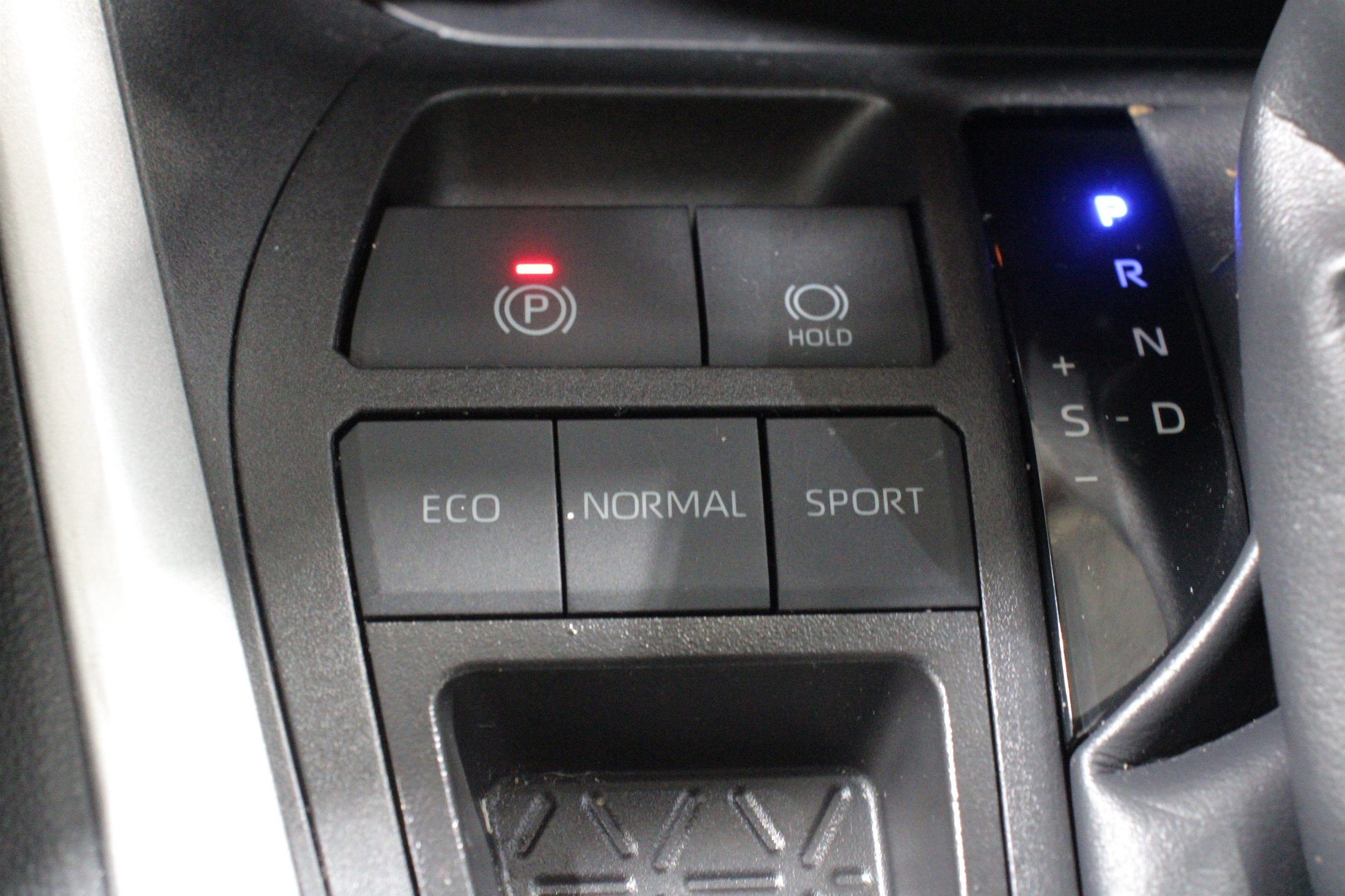 2025 Toyota RAV4 XLE - Photo 21
