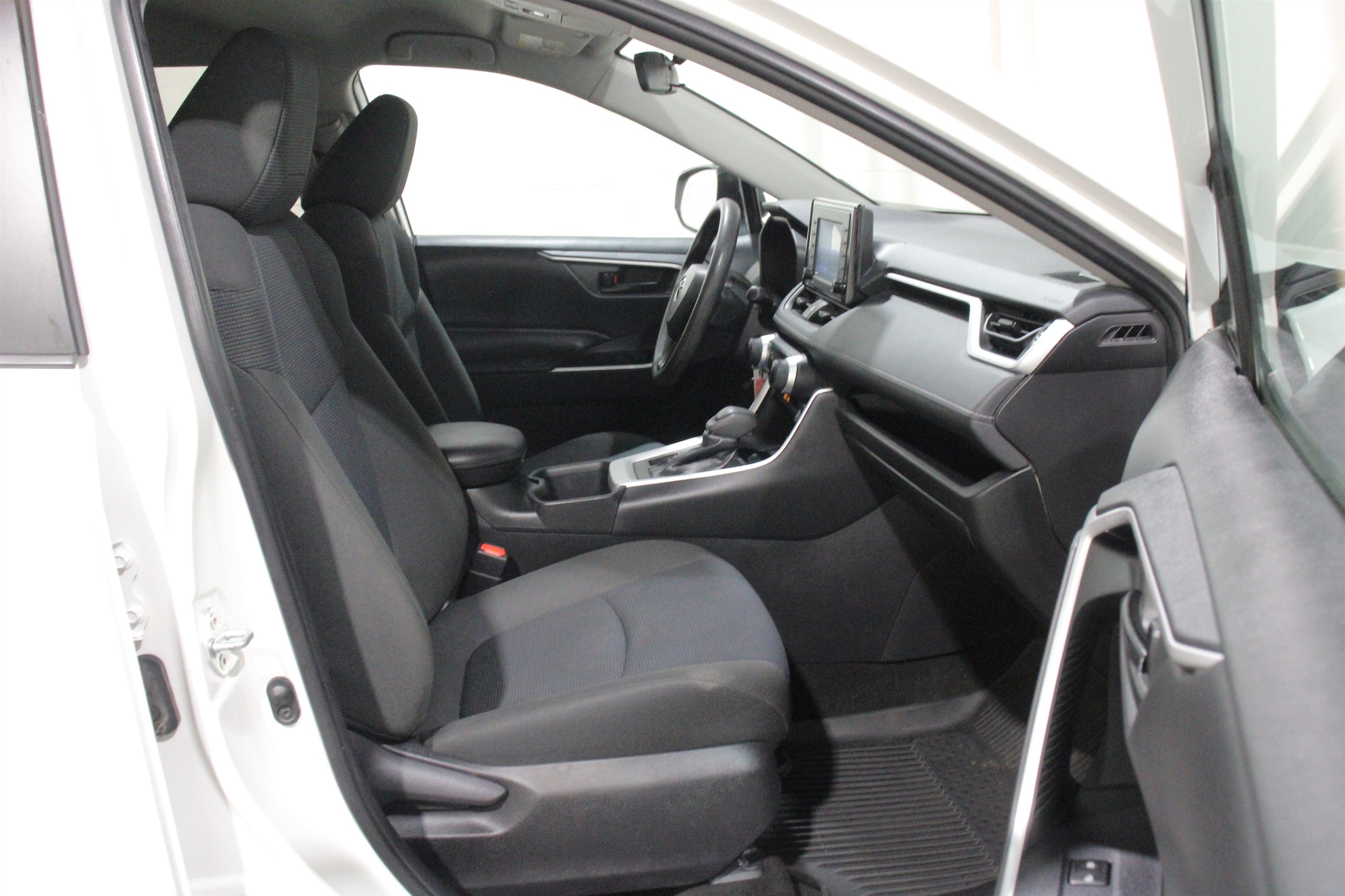 2022 Toyota RAV4 LE - Photo 25