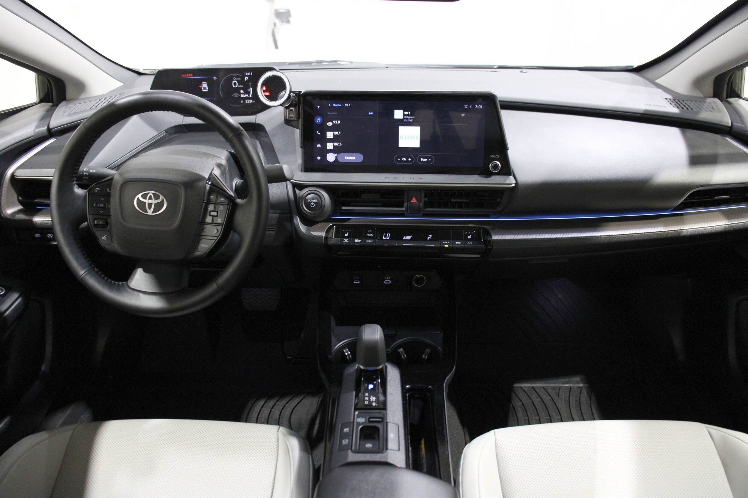 2024 Toyota Prius XLE photo 2